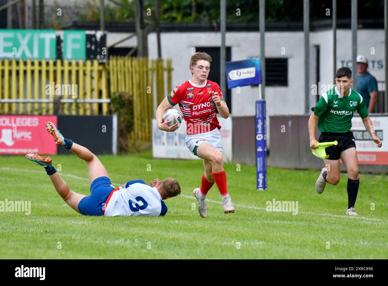 Neath, Wales. 3. August 2024. Samuel Dickenson aus Wales entgeht dem Angriff von Saul Campbell aus England Community Lions während des U16 Four Nations Rugby League Championship Spiels zwischen Wales und England Community Lions am 3. August 2024 bei den Lextan Gnoll in Neath, Wales, Großbritannien. Quelle: Duncan Thomas/Majestic Media. Stockfoto