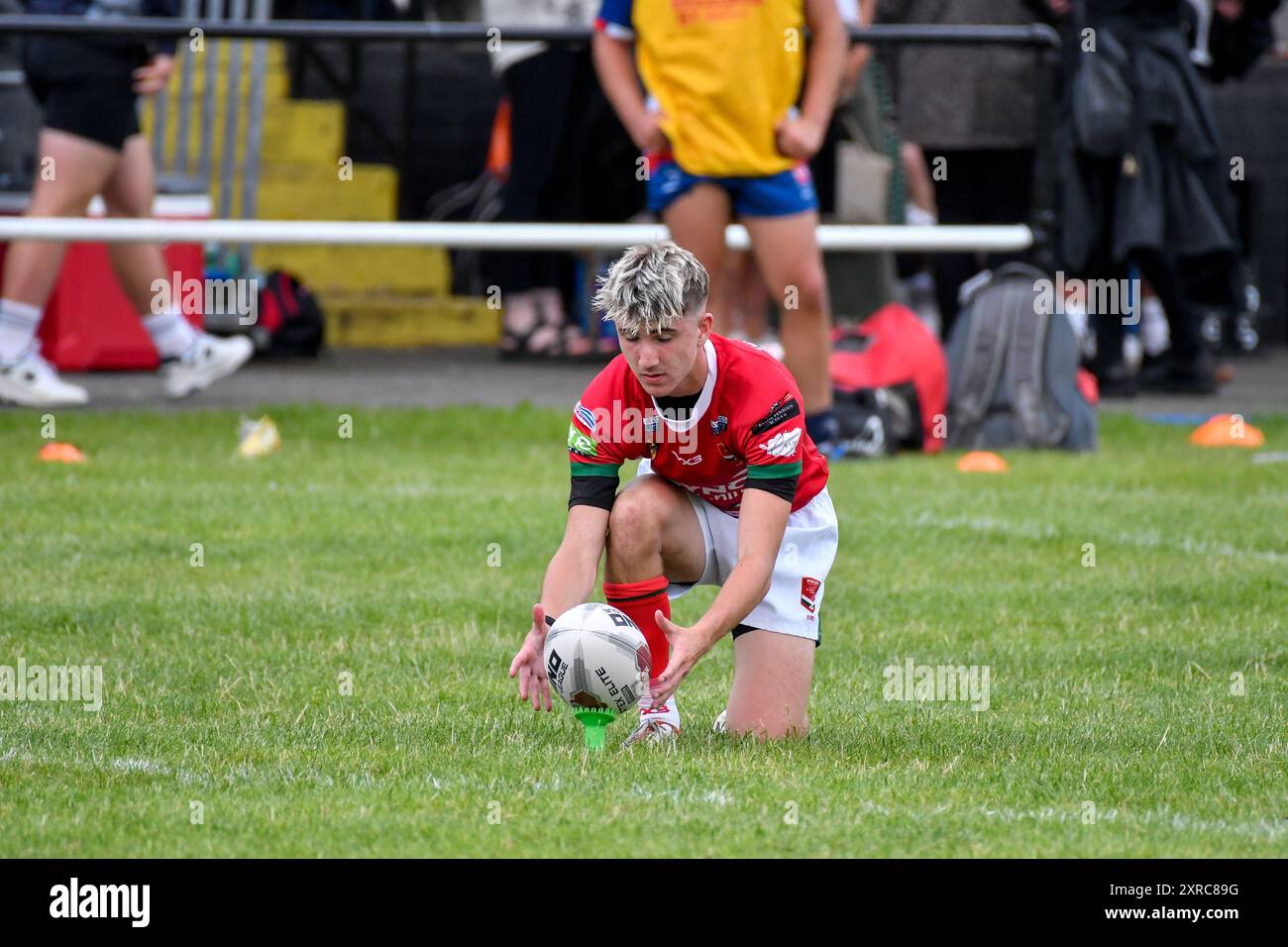 Neath, Wales. 3. August 2024. Matthew Clatworthy aus Wales bereitet sich auf eine Konvertierung während des U16 Four Nations Rugby League Championship-Spiels zwischen Wales und England Community Lions am 3. August 2024 beim Lextan Gnoll in Neath, Wales, Großbritannien vor. Quelle: Duncan Thomas/Majestic Media. Stockfoto