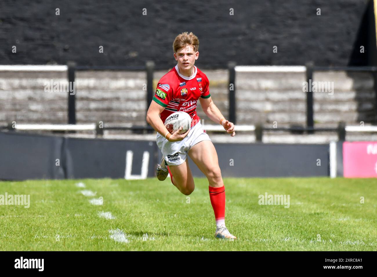 Neath, Wales. 3. August 2024. Samuel Dickenson aus Wales spielt mit dem Ball während des U16 Four Nations Rugby League Championship-Spiels zwischen Wales und England Community Lions am 3. August 2024 im Lextan Gnoll in Neath, Wales, Großbritannien. Quelle: Duncan Thomas/Majestic Media. Stockfoto