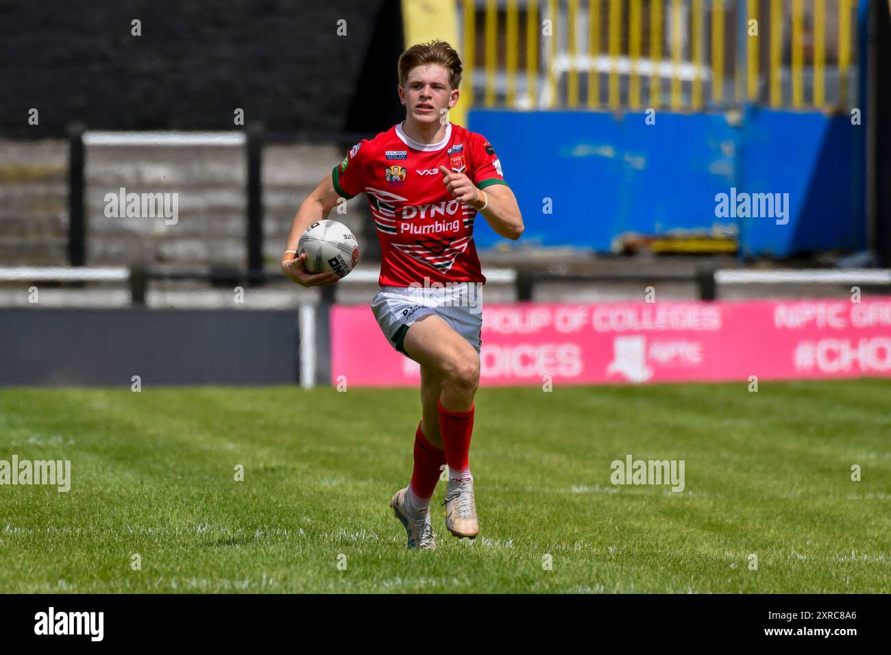 Neath, Wales. 3. August 2024. Samuel Dickenson aus Wales spielt mit dem Ball während des U16 Four Nations Rugby League Championship-Spiels zwischen Wales und England Community Lions am 3. August 2024 im Lextan Gnoll in Neath, Wales, Großbritannien. Quelle: Duncan Thomas/Majestic Media. Stockfoto