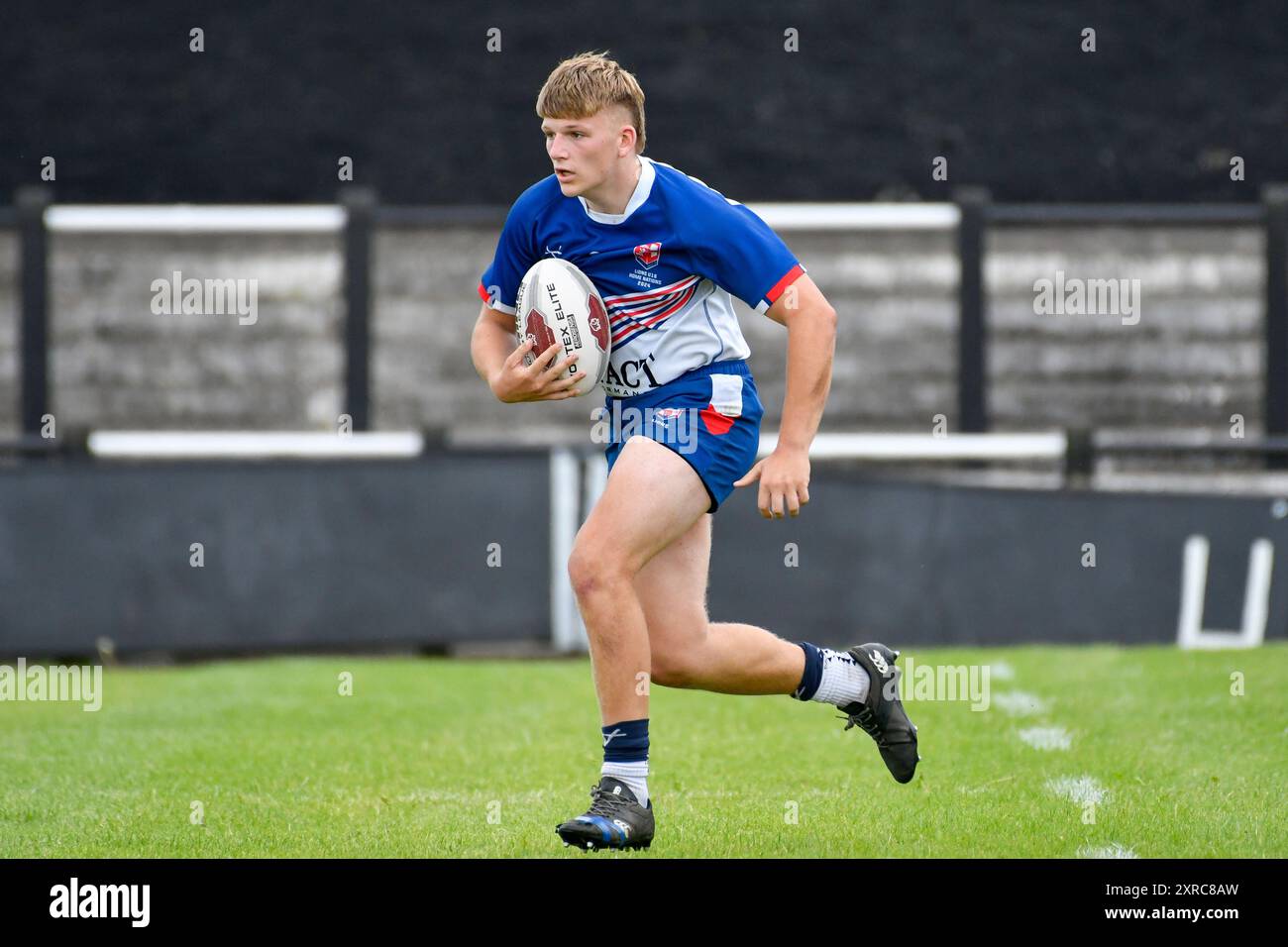 Neath, Wales. 3. August 2024. Archie Storr von England Community Lions in Aktion während des U16 Four Nations Rugby League Championship Spiels zwischen Wales und England Community Lions bei den Lextan Gnoll in Neath, Wales, Großbritannien am 3. August 2024. Quelle: Duncan Thomas/Majestic Media. Stockfoto