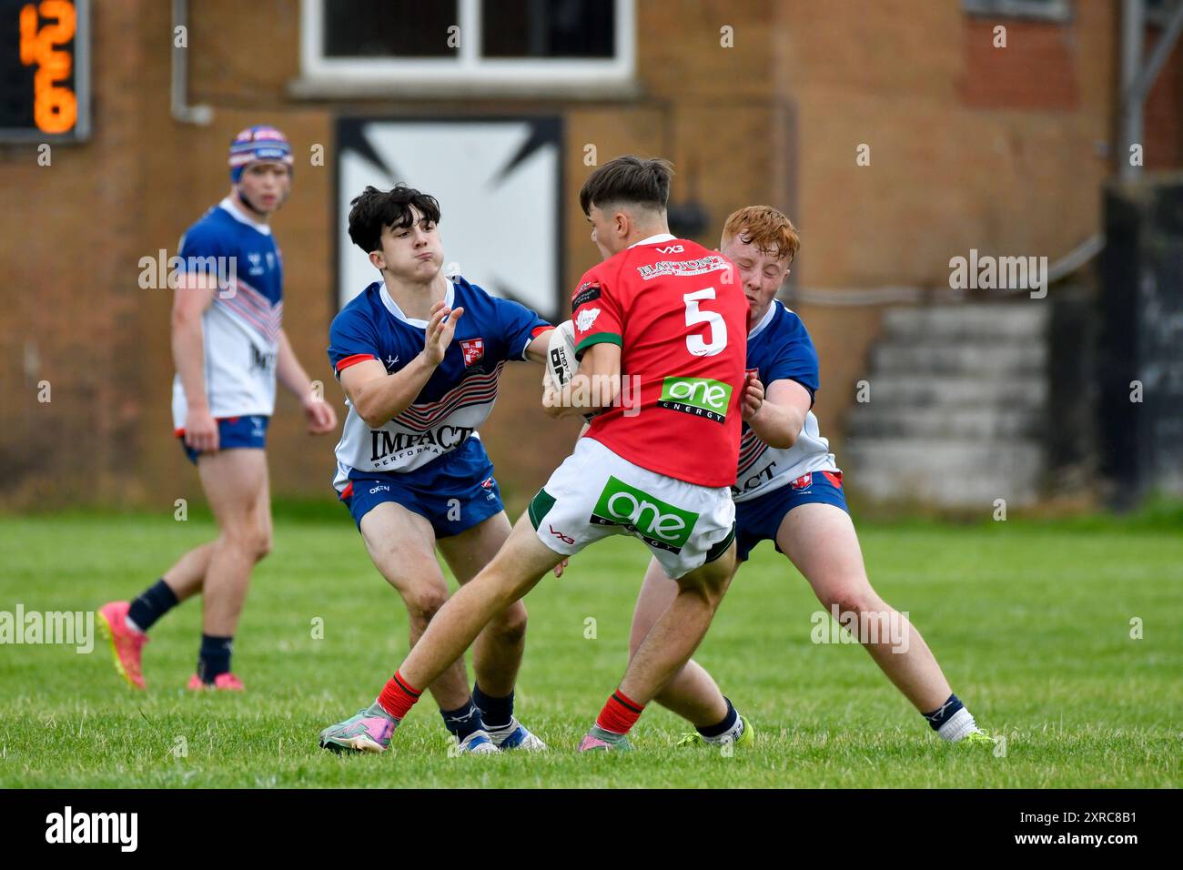 Neath, Wales. 3. August 2024. Reece Galvin von England Community Lions trifft auf Ralf Roberts aus Wales während des U16-Spiels der U4 Nations Rugby League zwischen Wales und England Community Lions am 3. August 2024 bei den Lextan Gnoll in Neath, Wales, Großbritannien. Quelle: Duncan Thomas/Majestic Media. Stockfoto