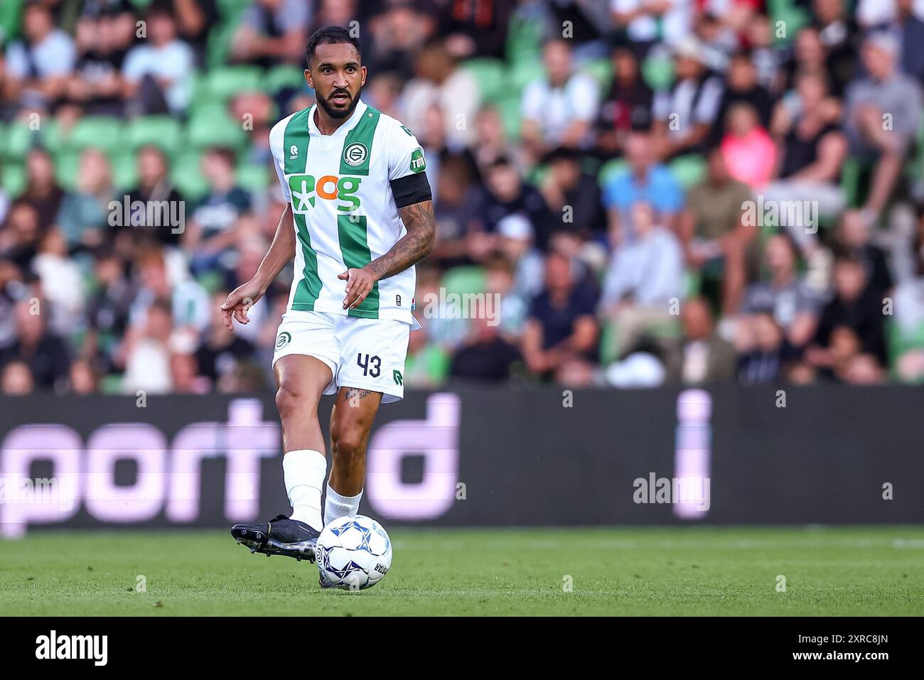 Groningen, Niederlande. August 2024. GRONINGEN, NIEDERLANDE - 9. AUGUST: Marvin Peersman vom FC Groningen gibt den Ball während des niederländischen Eredivisie-Spiels zwischen dem FC Groningen und NAC Breda am 9. August 2024 in Euroborg in Groningen, Niederlande. (Foto: Pieter van der Woude/Orange Pictures) Credit: Orange Pics BV/Alamy Live News Stockfoto