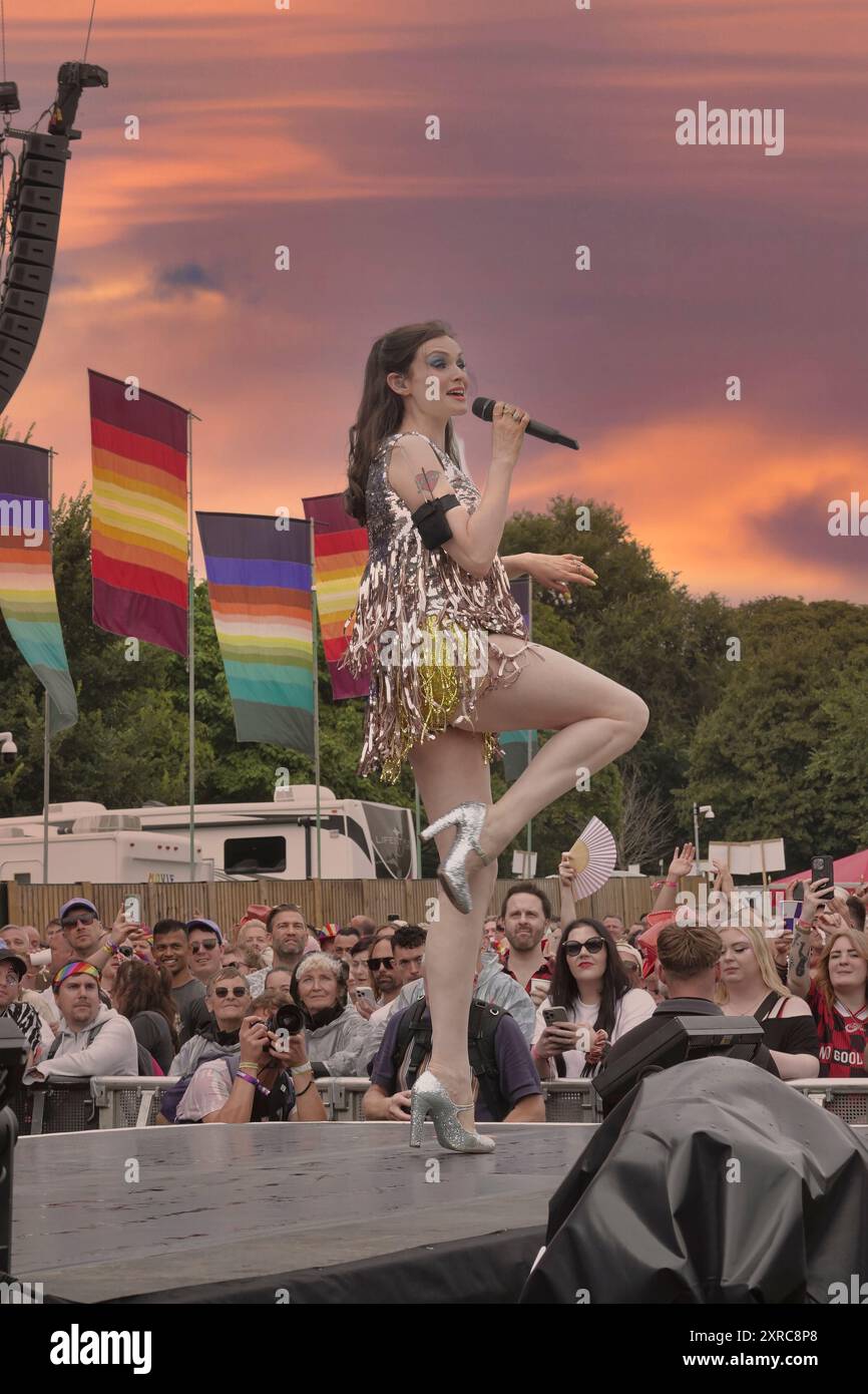 Brighton, West Sussex, Großbritannien - Samstag, den 3. August 2024, tritt Sophie Ellis-Bextor beim „Fabuloso“ auf, dem jährlichen LBGTQ-Festival in Preston Park, Brighton, Großbritannien Stockfoto