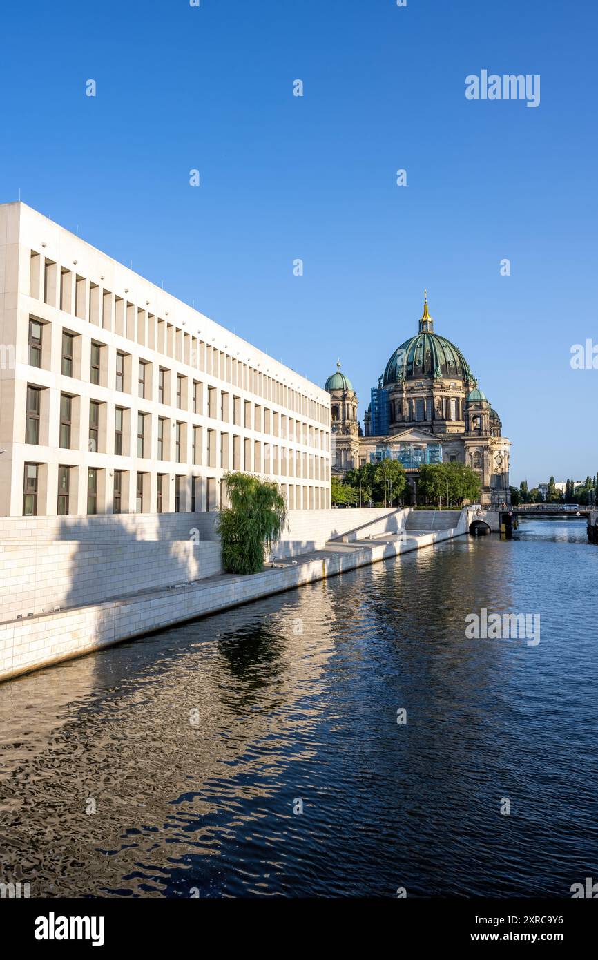 Das wiederaufgebaute Stadtschloss mit dem Berliner Dom und der Spree Stockfoto