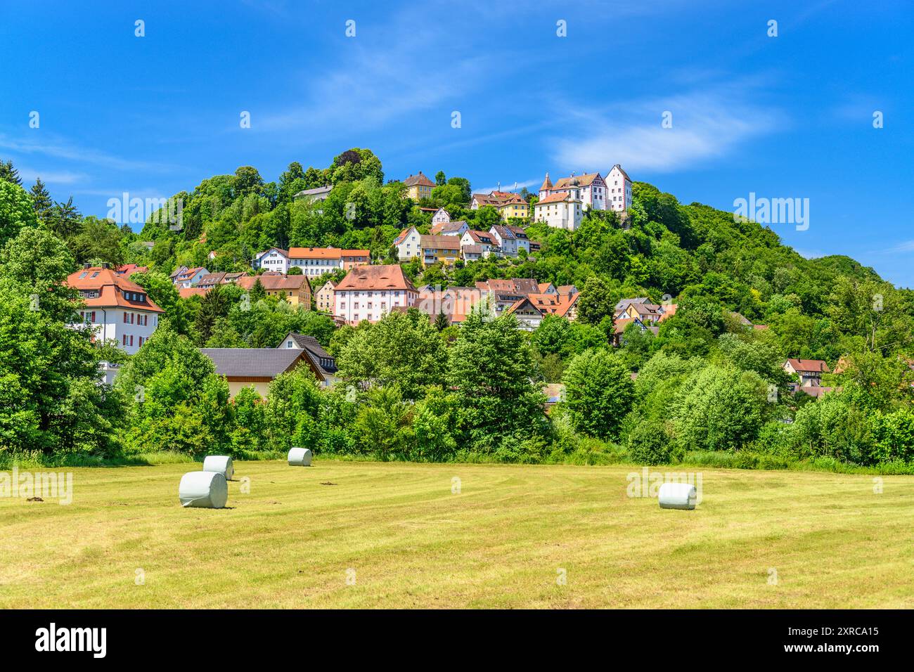 Deutschland, Bayern, Fränkische Schweiz, Egloffstein, Blick auf das Dorf mit Schloss Egloffstein und Burgkirche Stockfoto