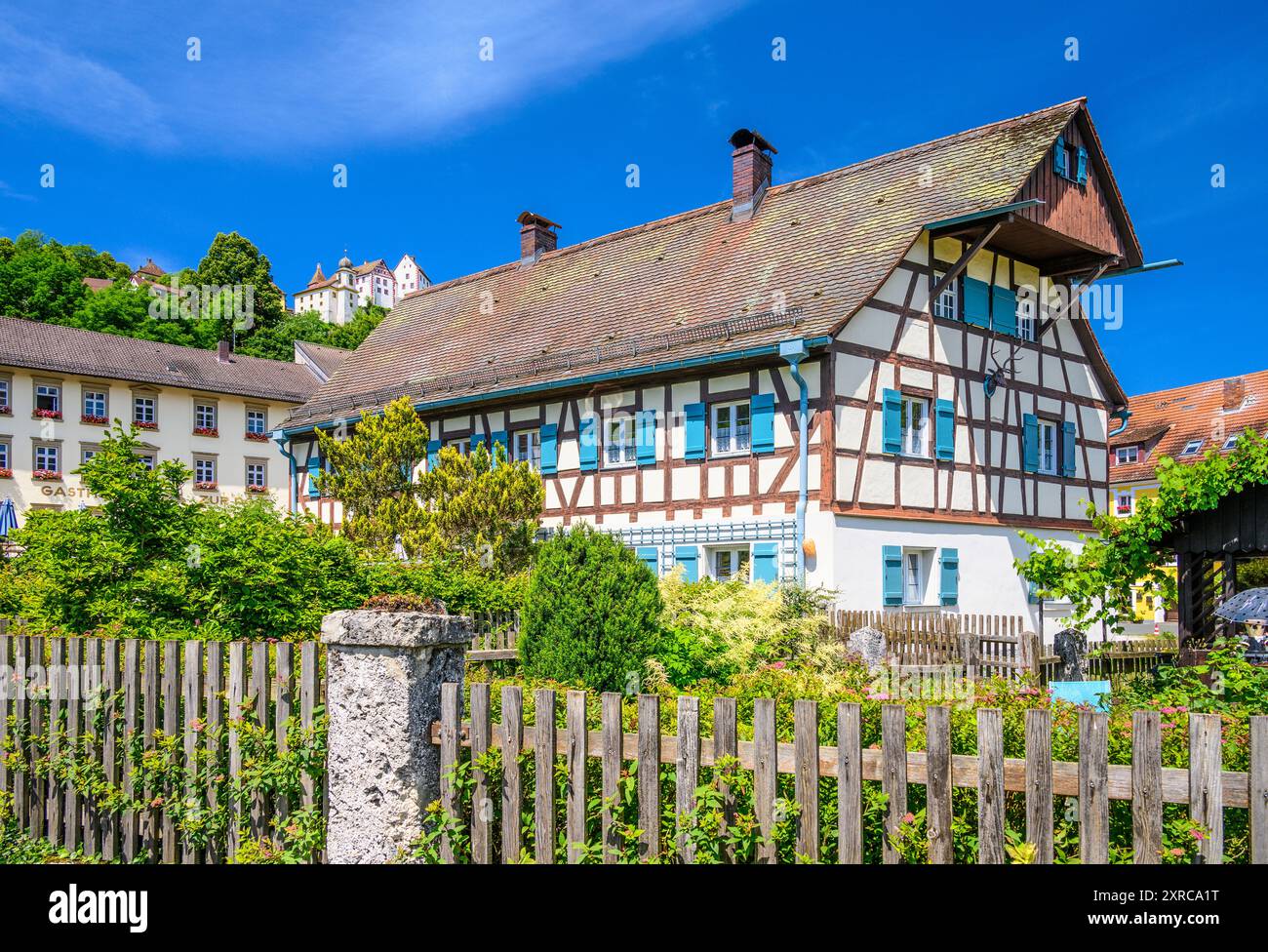 Deutschland, Bayern, Fränkische Schweiz, Egloffstein, Färberhaus und Gerberhaus mit Schloss Egloffstein Stockfoto