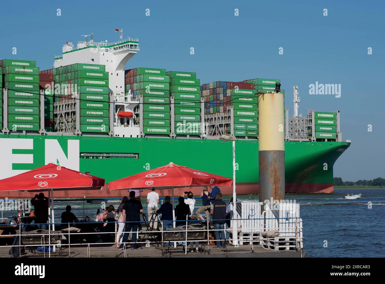 Europa, Deutschland, Hansestadt Hamburg, Hafen, Elbe, Evergreen Line Reederei, Megamax Containerschiff Ever Ace 24, 000 TEU auf dem Weg nach Hamburg, vorbei an der Lühe-Anlegestelle, altes Land Stockfoto