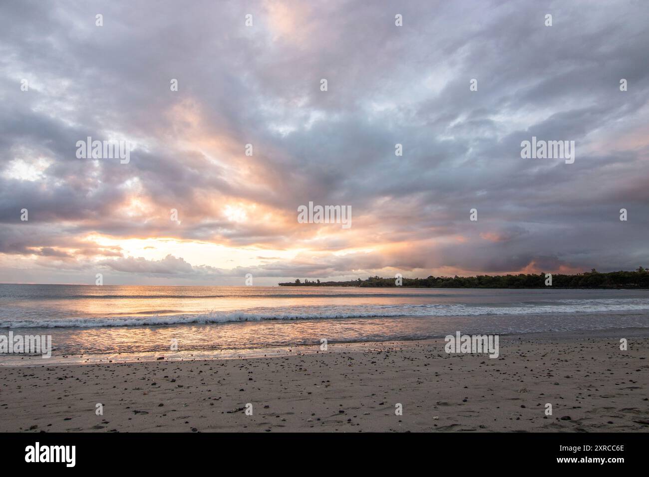 Tamarin, Bucht am Fluss, Traumstrand im pastellfarbenen Sonnenuntergang, sanft abfallender Strand auf der Insel Mauritius Stockfoto
