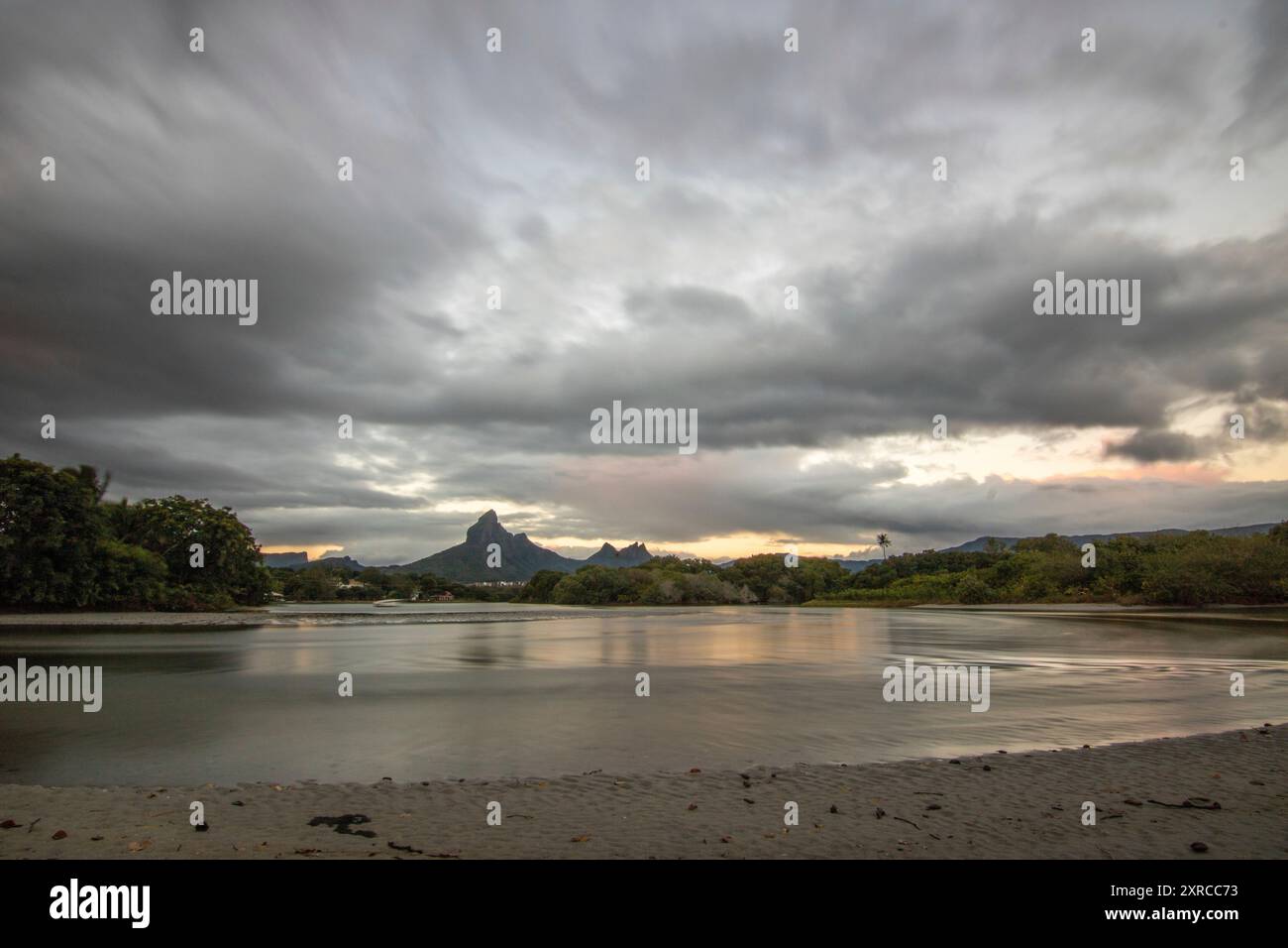 Tamarin, Bucht am Fluss, Traumstrand im pastellfarbenen Sonnenuntergang, sanft abfallender Strand auf der Insel Mauritius Stockfoto