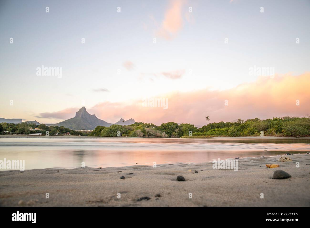 Tamarin, Bucht am Fluss, Traumstrand im pastellfarbenen Sonnenuntergang, sanft abfallender Strand auf der Insel Mauritius Stockfoto