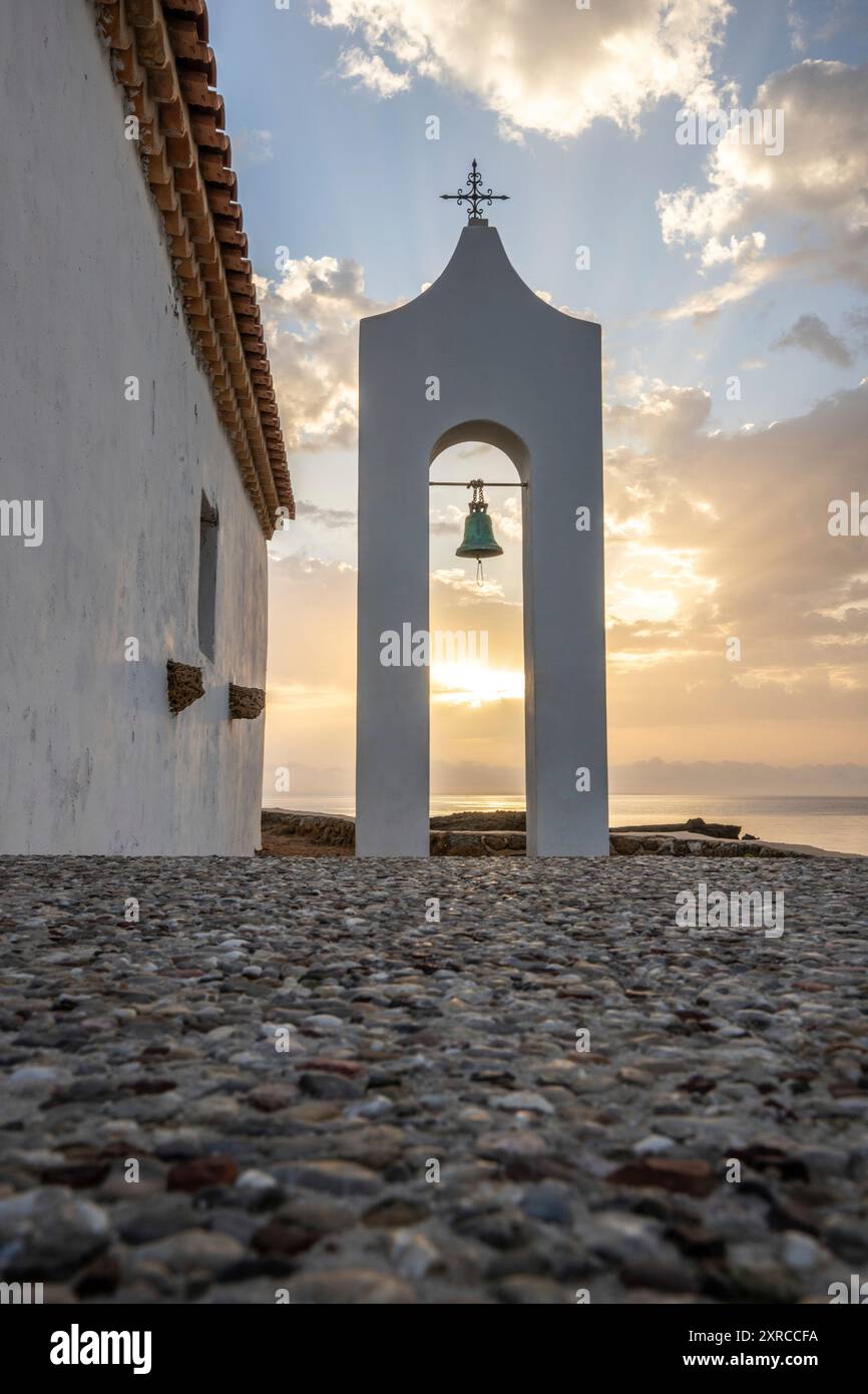 Kleine weiße Kirche im typisch griechischen Architekturstil, auf einem Lavastein stehend, umgeben vom Mittelmeer, Kapelle Agios Nikolaos bei Sonnenaufgang, Zakynthos, Ionische Inseln, Griechenland Stockfoto