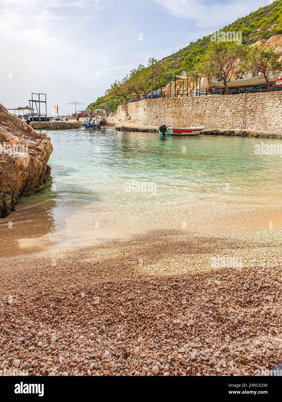 Typisch griechische Landschaft, die mediterrane Natur Griechenlands, Landschaftsaufnahme einer Bucht mit einem Boot. Dämmerung auf Zakynthos, Ionische Inseln, Griechenland Stockfoto