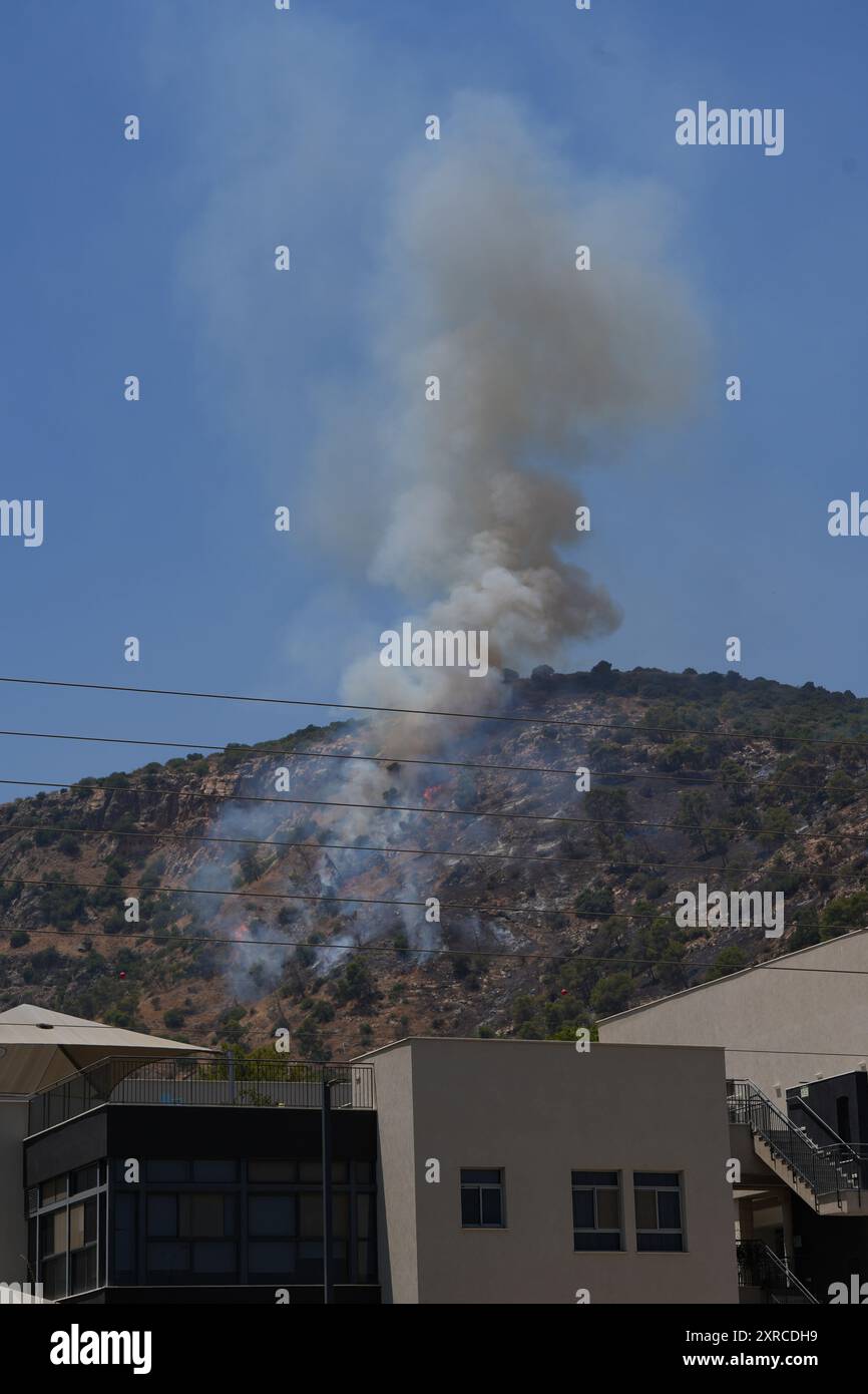 (240809) -- KIRYAT SHMONA, 9. August 2024 (Xinhua) -- Rauch steigt aus einem Waldbrand nach Raketenangriffen aus dem Libanon in Kiryat Shmona, Nord-Israel, am 9. August 2024 auf. (Ayal Margolin/JINI über Xinhua) Stockfoto