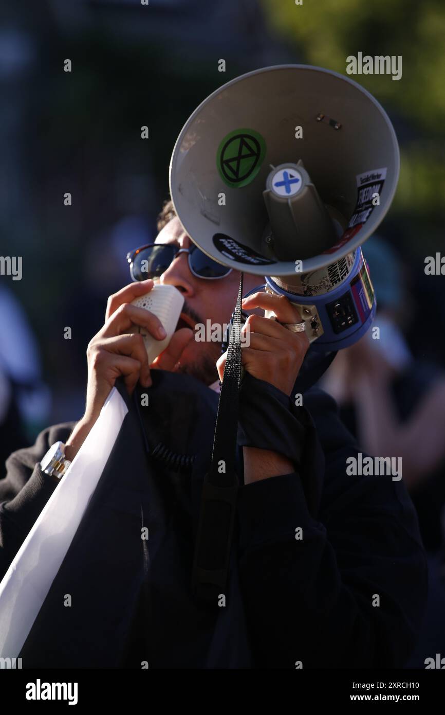 September 2024: Crawley Sussex, britische Anti-Rassisten-Camaigners-Kundgebung zur Unterstützung von Asylsuchenden, während Rassisten das Hotel bedrohen. Ein antirassistischer Gegenprotest wird vor einem Holiday Inn in Crawley ausgerufen. Rechtsextreme Organisatoren anderer Proteste im Vereinigten Königreich, die Unruhen und Versuche beendet haben, Gebäude mit Asylbewerbern zu verbrennen, haben beschlossen, das Crawley Hotel ins Visier zu nehmen. Nach dem Erfolg der Gegenproteste einige Nächte, bevor sich antirassistische Gruppen organisiert haben, um den Angriff zu stoppen. Foto: Roland Ravenhill/Alamy Stockfoto