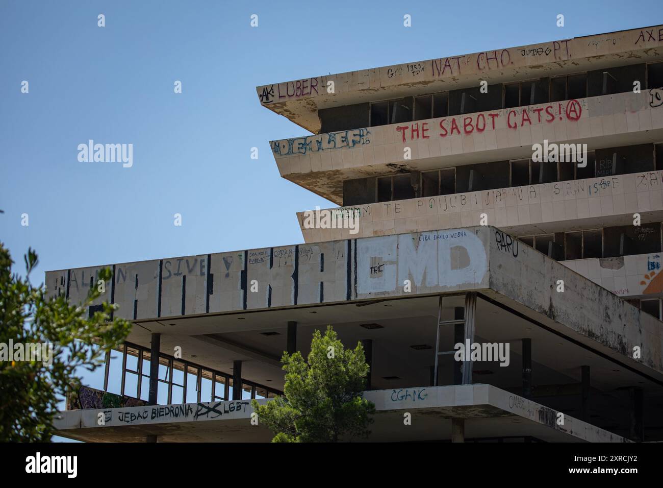 Das Foto vom 9. August 2024 zeigt verlassene Hotels in Kupari, Kroatien. Es gibt sieben Hotels in der Anlage und alle sind in Verfall. Die BBC hat eine Liste der 12 faszinierendsten verlassenen Gebäude der Welt veröffentlicht, und der Kupari Komplex in der Nähe von Dubrovnik hat sich auf der Liste wiedergefunden. Foto: Grgo Jelavic/PIXSELL Stockfoto