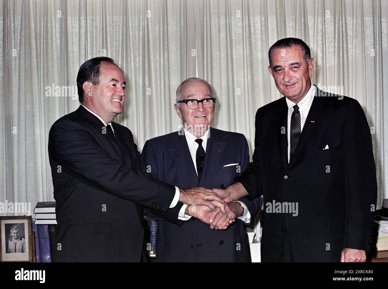US-Vizepräsident Hubert Humphrey, ehemaliger US-Präsident Harry S. Truman und US-Präsident Lyndon B. Johnson während der Unterzeichnung von Medicare Bill, Harry S. Truman Library, Independence, Missouri, USA, Yoichi Okamoto, 30. Juli 1965 Stockfoto