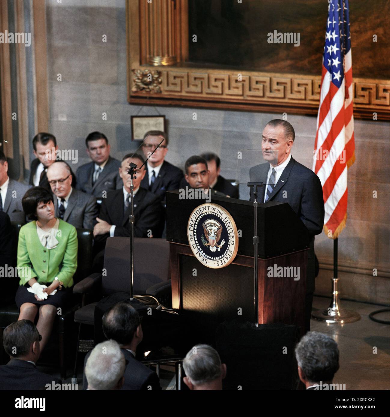 US-Präsident Lyndon Johnson, der sich hinter dem Podium äußert, während der Unterzeichnungszeremonie für den Voting Rights Act, Luci Johnson sitzt links, Rotunda, US-Kapitol, Washington, D.C. USA, Yoichi Okamoto, 6. August 1965 Stockfoto