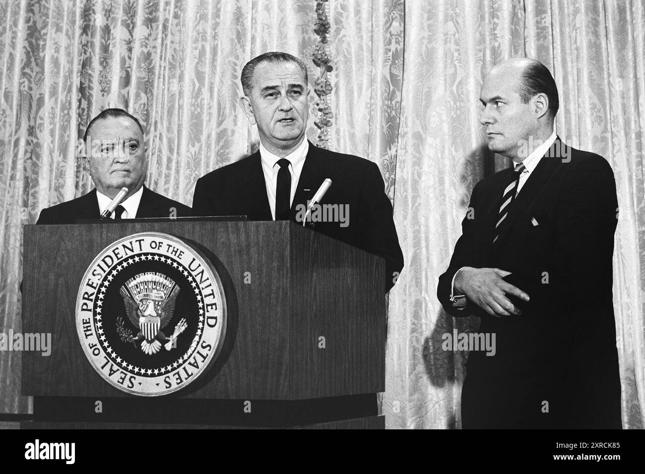 US-Präsident Lyndon B. Johnson mit FBI-Direktor J. Edgar Hoover (links) und US-Staatsanwalt Nicholas Katzenbach (rechts), als er die Festnahme von Ku Klux Klan-Mitgliedern bekannt gab, die verdächtigt werden, Bürgerrechtler in Alabama, Washington, D.C., USA, ermordet zu haben. März 1965 Stockfoto