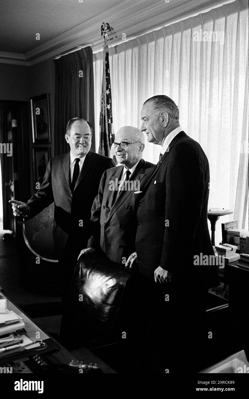 US-Vizepräsident Hubert Humphrey, ehemaliger US-Präsident Harry S. Truman und US-Präsident Lyndon B. Johnson während der Unterzeichnung von Medicare Bill, Harry S. Truman Library, Independence, Missouri, USA, Yoichi Okamoto, 30. Juli 1965 Stockfoto