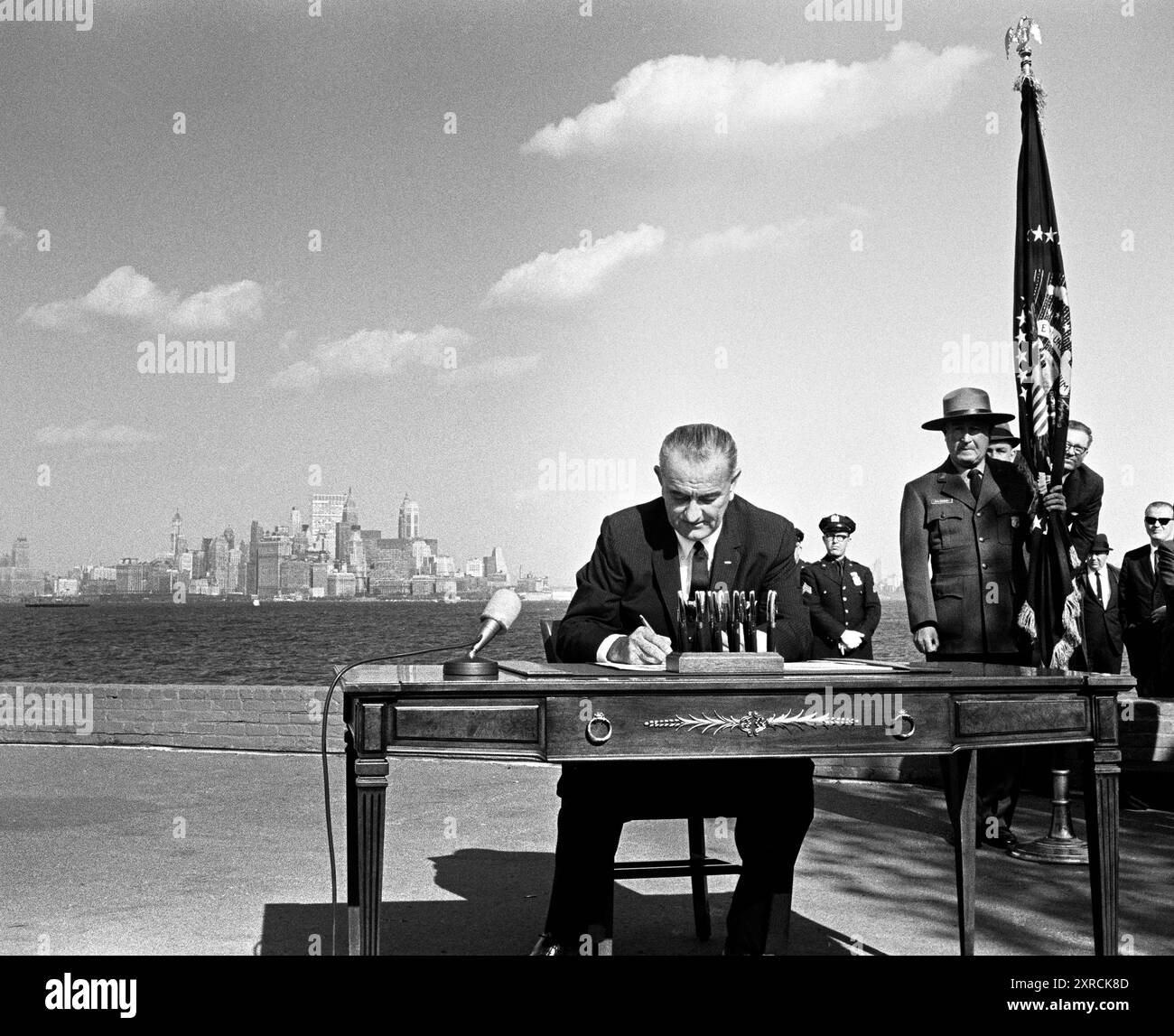 US-Präsident Lyndon B. Johnson unterzeichnet den Immigration and Nationality Act von 1965, Liberty Island, New York City, New York, USA, Yoichi Okamoto, 3. Oktober 1965 Stockfoto