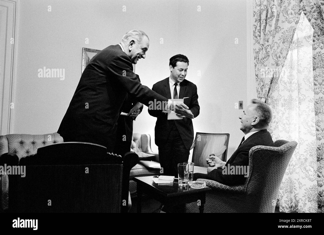 US-Präsident Lyndon Johnson mit dem sowjetischen Ministerpräsidenten Alexei Kosygin (rechts sitzend) und Kosygins Dolmetscher Sukhodrev, Glassboro Summit Conference, Glassboro State College, Glassboro, New Jersey, USA, Yoichi Okamoto, 23. Juni 1967 Stockfoto