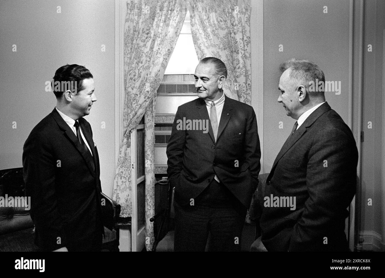 US-Präsident Lyndon Johnson (Mitte) mit dem sowjetischen Ministerpräsidenten Alexei Kosygin (rechts) und Kosygins Dolmetscher Sukhodrev, Glassboro Summit Conference, Glassboro State College, Glassboro, New Jersey, USA, Yoichi Okamoto, 23. Juni 1967 Stockfoto