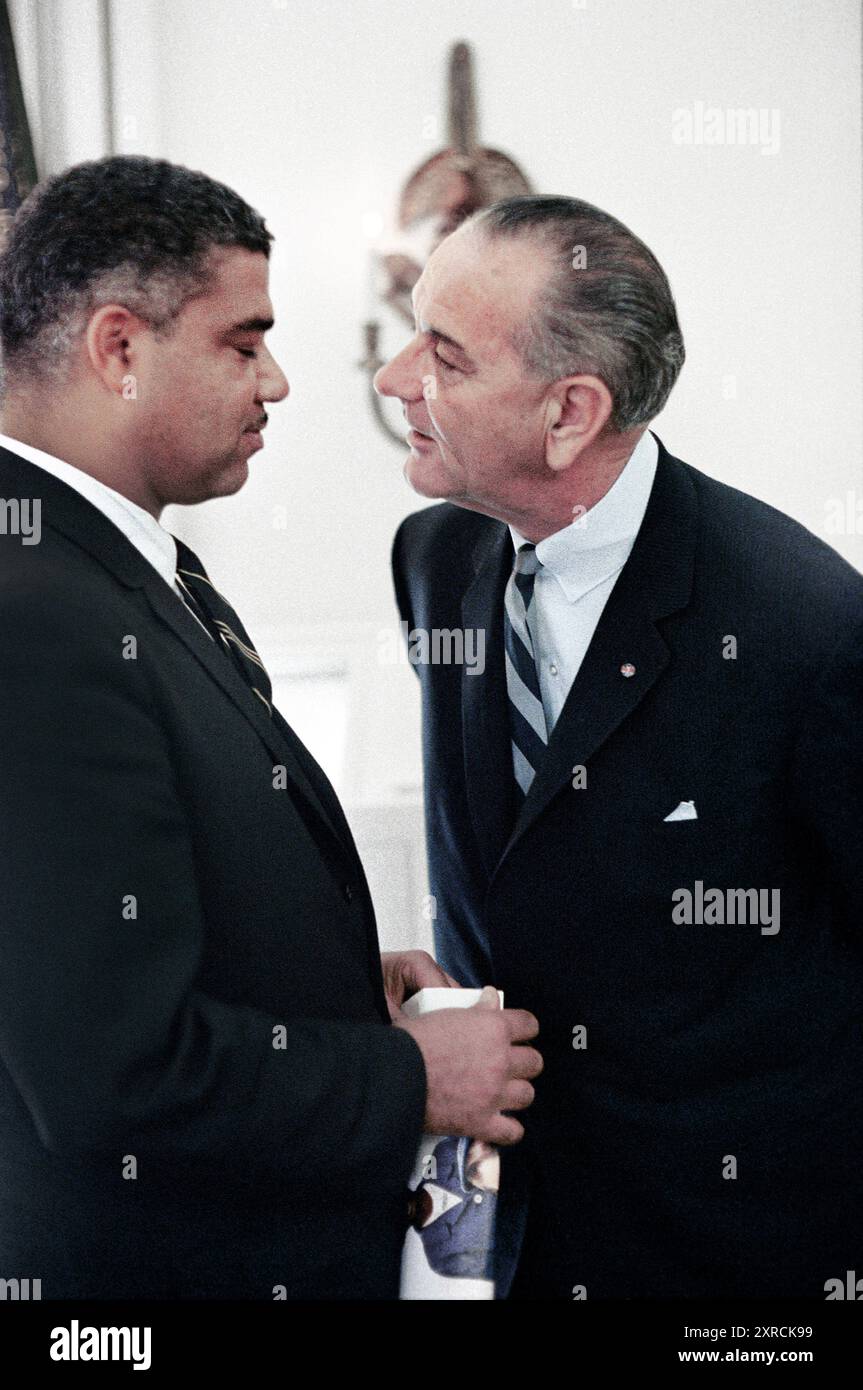 US-Präsident Lyndon Johnson trifft sich mit dem Bürgerrechtschef Whitney Young, Oval Office, Weißes Haus, Washington, D.C. USA, Yoichi Okamoto, 28. Juni 1966 Stockfoto