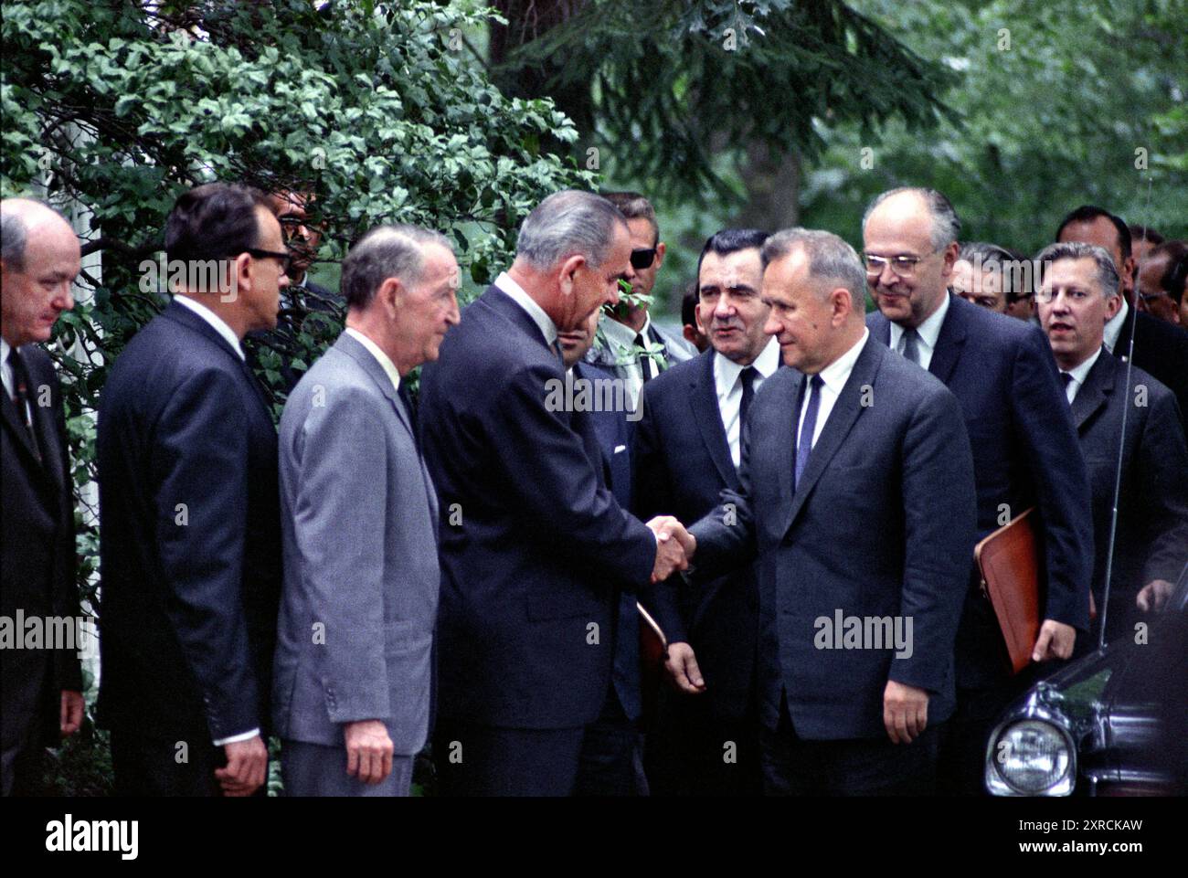 L-R: US-Außenminister Dean Rusk, William Krimer (Vors. Johnsons Dolmetscher), US-Botschafter in der Sowjetunion Llewellyn Thompson, US-Präsident Lyndon B. Johnson schüttelt sich die Hand mit sowjetischem Premierminister Aleksei Kosygin, sowjetischer Außenminister Andrei Gromyko und sowjetischer Botschafter Anatoly Dobrynin hinter Kosygin, Glassboro Summit Conference, Glassboro State College, Glassboro, New Jersey, USA, Yoichi Okamoto, 23. Juni 1967 Stockfoto