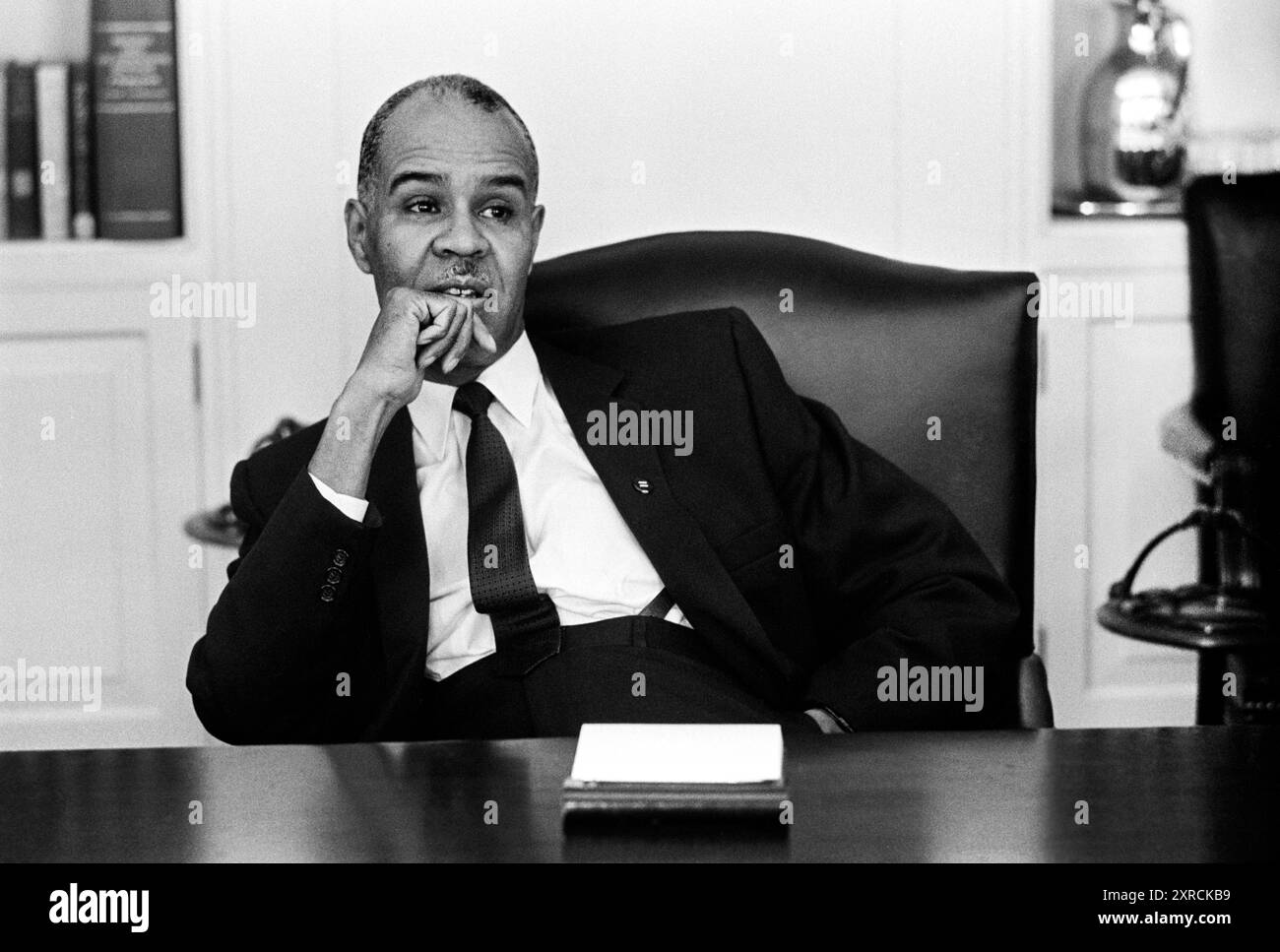 Whitney Young, während eines Bürgerrechtstreffens mit US-Präsident Lyndon Johnson im Kabinettsraum des Weißen Hauses, Washington, D.C., USA, Yoichi Okamoto, 18. Januar 1964 Stockfoto