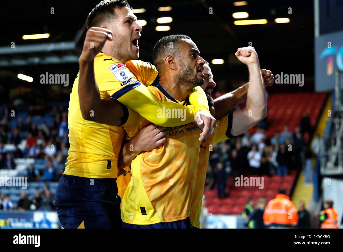 Curtis Nelson von Derby County (rechts) feiert mit seinen Teamkollegen das erste Tor des Spiels während des Sky Bet Championship Matches in Ewood Park, Blackburn. Bilddatum: Freitag, 9. August 2024. Stockfoto