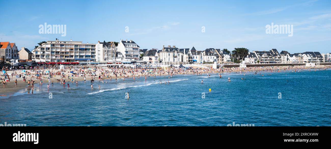 Quiberon, Frankreich: 8. August 2024: Quiberon Beach ist im August überfüllt. Französische Bretagne, Frankreich Stockfoto