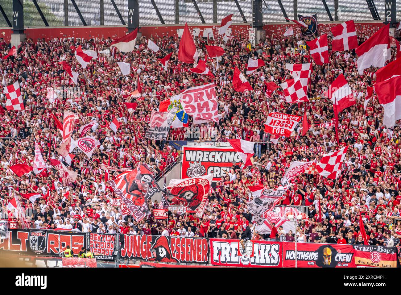 Das Fußballstadion Rot-Weiss Essen, 3. Liga, Stadion in der Hafenstraße, Tribüne der WAZ-Westkurve, Alte West, Heimstadion der RWE-Fans UL Stockfoto