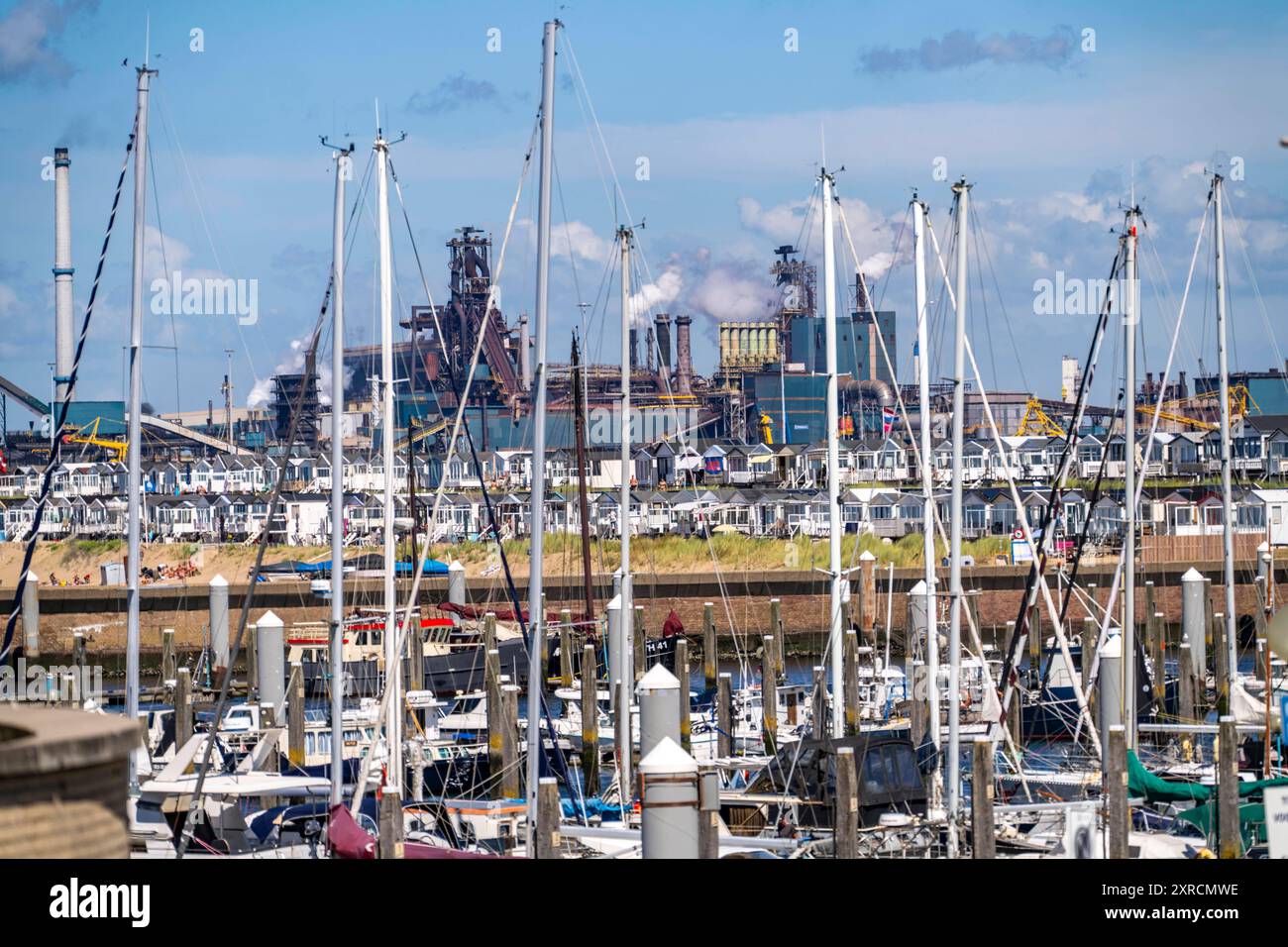 Seaport Marina IJmuiden, Sportboothafen, Segelboote, Yachten, hinten das Tata Steel Stahl- und Hüttenwerk in IJmuiden, Velsen, Nordholland, Niederlande, größtes Industriegebiet in den Niederlanden, 2 Hochöfen, 2 Kokereien, Walzwerke, direkt an der Nordsee, Strandhäuser bei Ijmuiden aan Zee, Ijmuiden *** Seaport Marina IJmuiden, Yachten, Yachten, Yachten, Yachten hinter dem Stahl- und Hüttenwerk Tata in IJmuiden, Velsen, Nordholland, Niederlande, größtes Industriegebiet der Niederlande, 2 Hochöfen, 2 Kokereien, Walzwerke, direkt an der Nordsee, Strandhäuser in Ijmuid Stockfoto