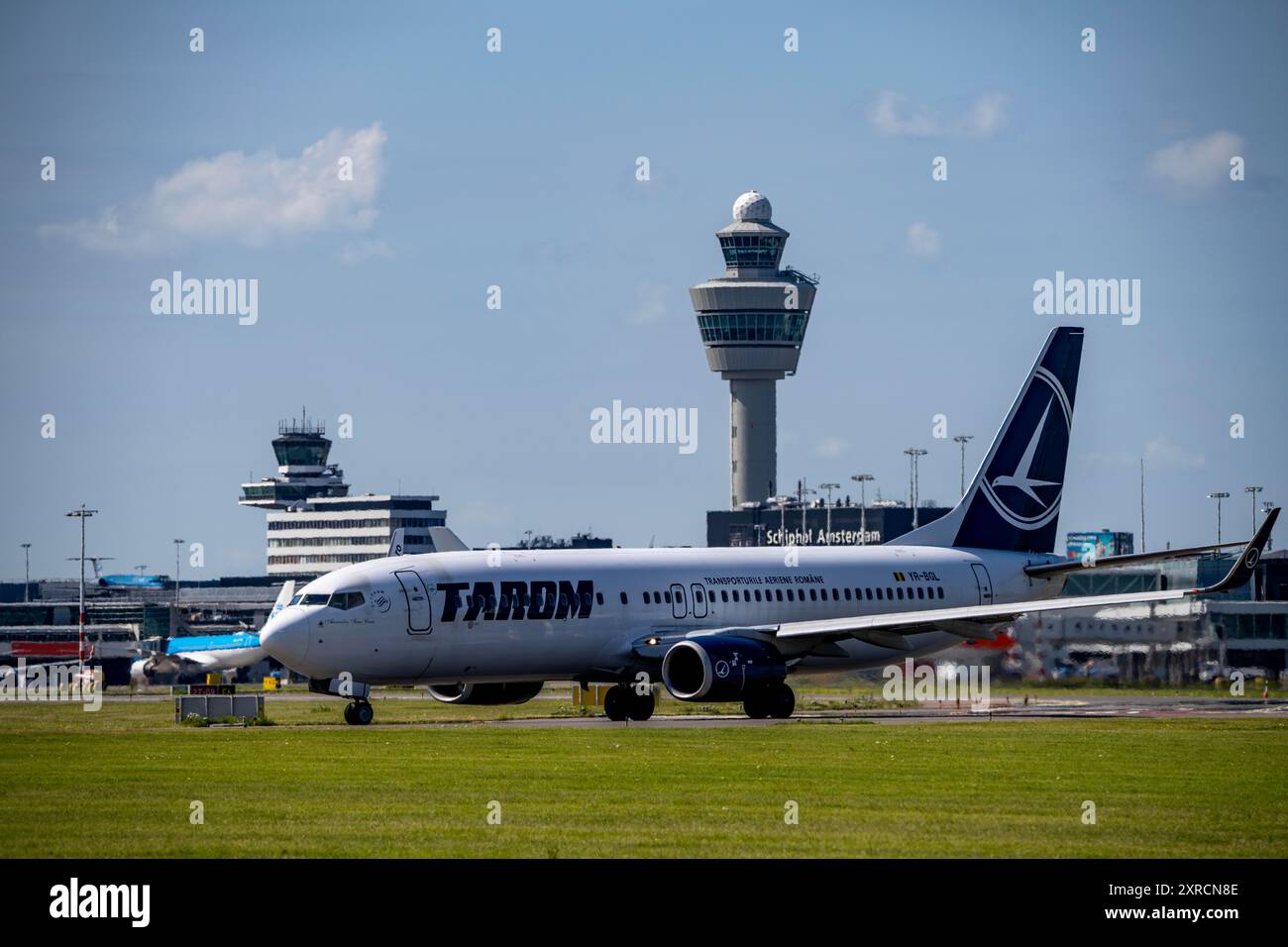 Flugzeug am Flughafen Amsterdam Schiphol, auf dem Rollweg für den Start auf der Aalsmeerbaan, 18L/36R, Tarom Boeing 737-800, Flugsicherungsturm, ter Stockfoto