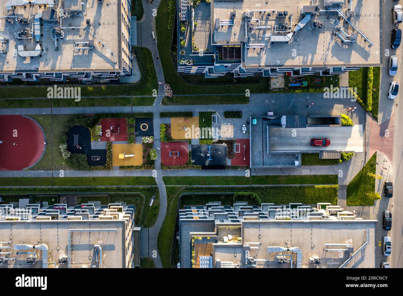 Krakau, Polen, 9. August 2024. Ein Blick aus der Vogelperspektive auf ein neu erbautes Wohngut im nördlichen Teil von Krakau. Dem Bericht des Polnischen Wirtschaftsinstituts zufolge wird sich der polnische Wohnungsmarkt jetzt stabilisieren, nachdem Polen 2024 einen der größten Erhöhungen der Immobilienpreise in der EU verzeichnete. Die Immobilienpreise dürften sich gegenüber 2023 bei etwa 10 % stabilisieren. Polen steht an der Spitze der Rangliste, da viele europäische Länder einen Preisrückgang verzeichneten. Quelle: Dominika Zarzycka/Alamy Live News. Stockfoto