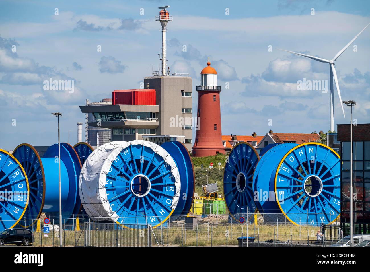 Kabeltrommeln für TCP-Rohre, die Wasserstoff von Offshore-Windparks zu Land transportieren, spezielle Produktion von TCP-Rohren durch Strohm, an der Mündung des Rivs Stockfoto