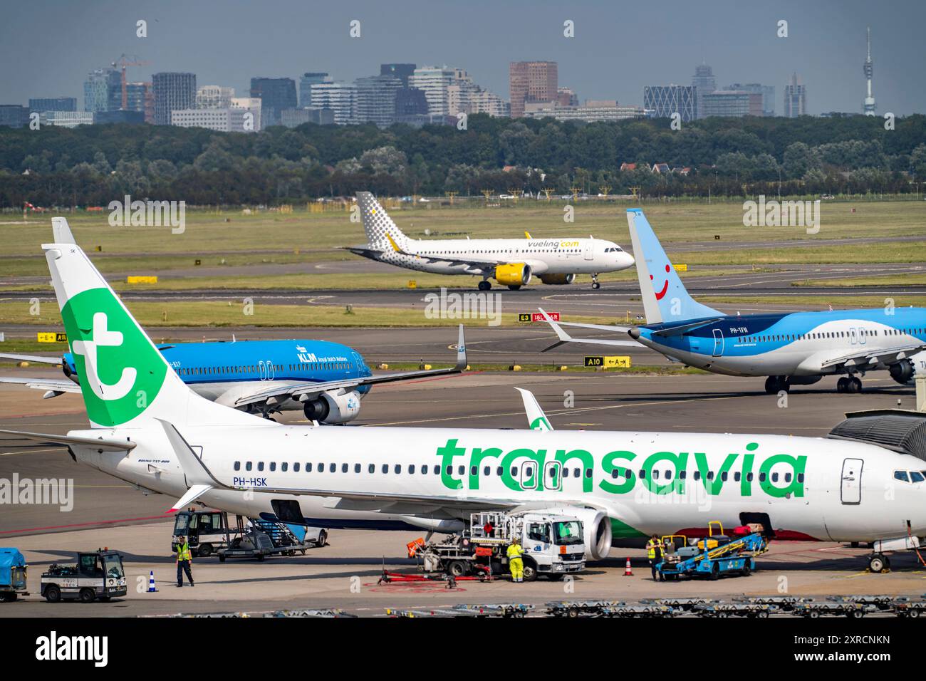 Flughafen Amsterdam Schiphol, Flugzeuge auf dem Rollweg, am Terminal, Gate D, Abfertigung, Vorfeld, Amsterdam, Niederlande Flughafen AMS *** Flughafen Amsterdam Schiphol, Flugzeuge auf dem Rollweg, am Terminal, Gate D, Check-in, Vorfeld, Flughafen Amsterdam, Niederlande AMS Stockfoto