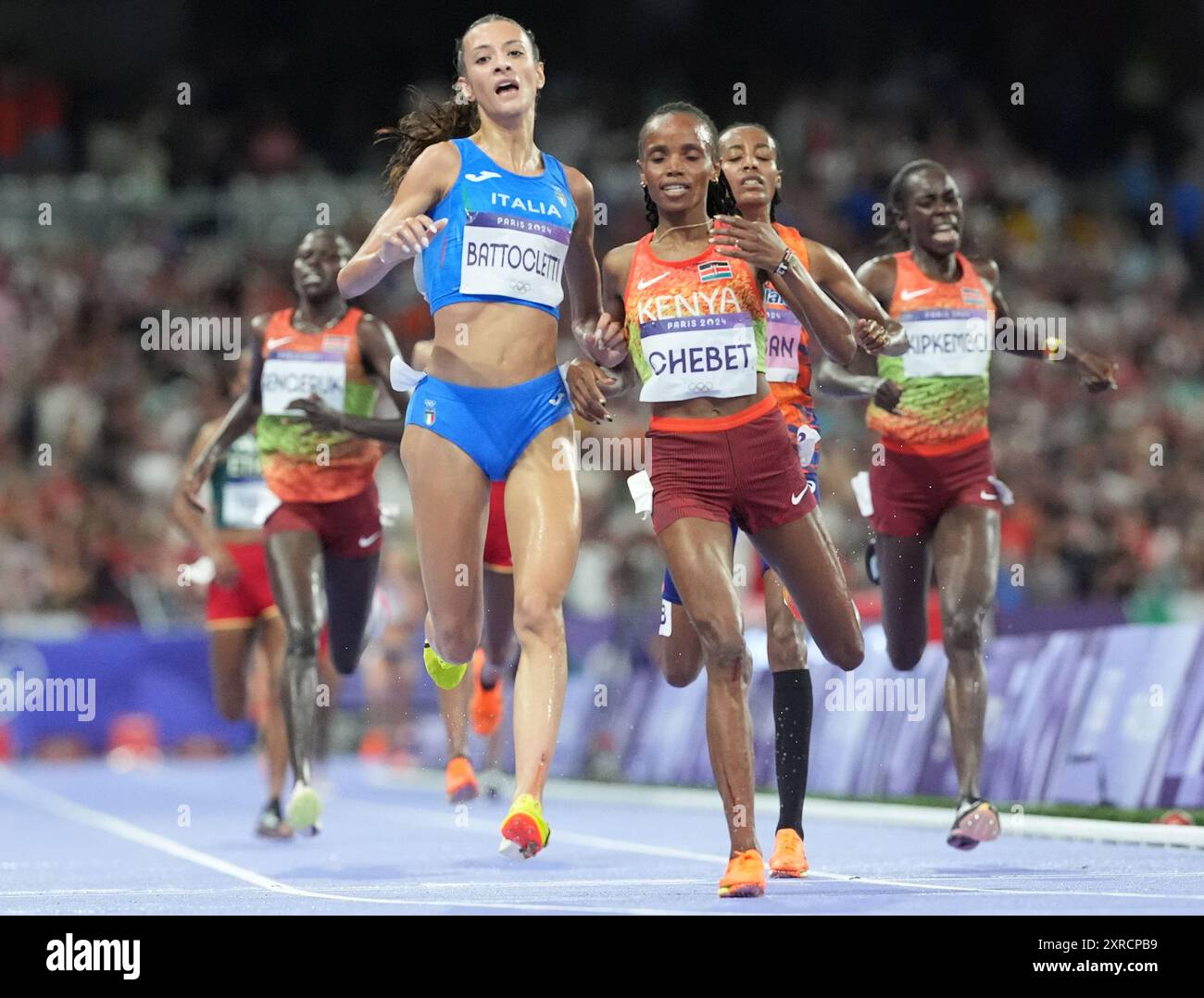 Paris, Frankreich. August 2024. Beatrice Chebet aus Kenia (C) und Nadia Battocletti aus Italien (L) belegten am Freitag, den 9. August 2024 im Finale der Frauen über 000 m bei den Olympischen Spielen 2024 im Stade de France in Paris (Frankreich) den ersten und zweiten Platz. Sifan Hassan aus den Niederlanden wurde Dritter. Foto: Paul Hanna/UPI. Quelle: UPI/Alamy Live News Stockfoto