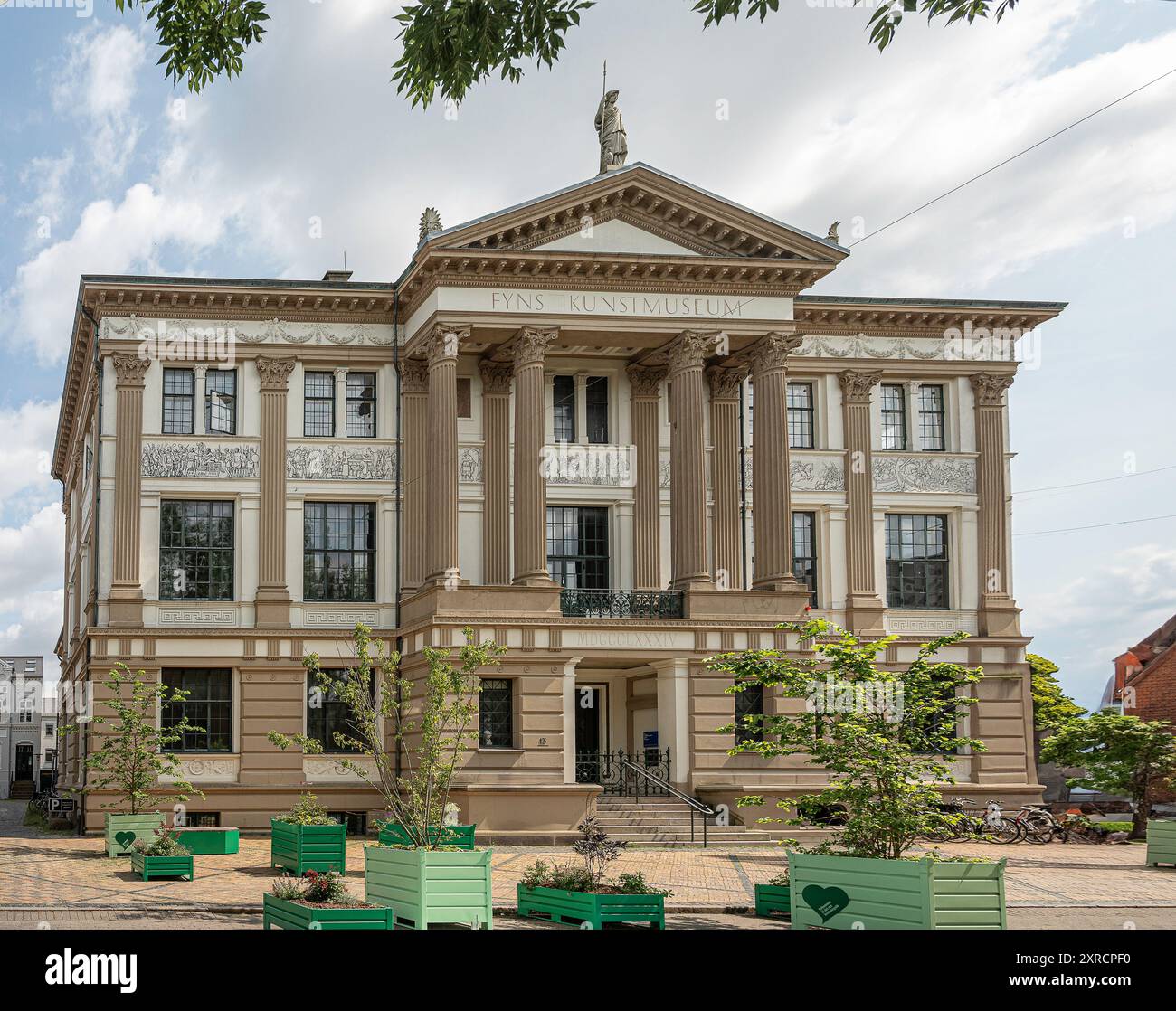 Fünen's Art Museum in einem alten klassischen Gebäude und grünen Blumenkästen auf dem Bürgersteig, Odense, Dänemark, 3. August 2024 Stockfoto