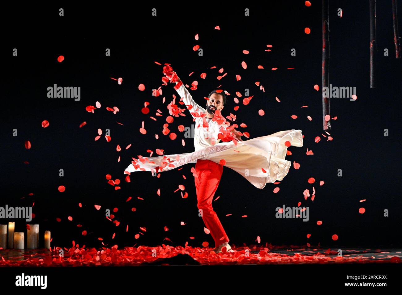 Edinburgh, Schottland, Großbritannien. August 2024. Edinburgh International Festival: Dancer Aakash Odedra spielt Kostümausschnitte aus Songs of the Bulbul, deren Uraufführung heute Abend im Lyceum Theatre zu sehen ist. Die Show schafft einen mediativen Austausch zwischen dem indischen klassischen Tanz Sufi Kathak und islamischer Poesie. Quelle: Craig Brown/Alamy Live News Stockfoto