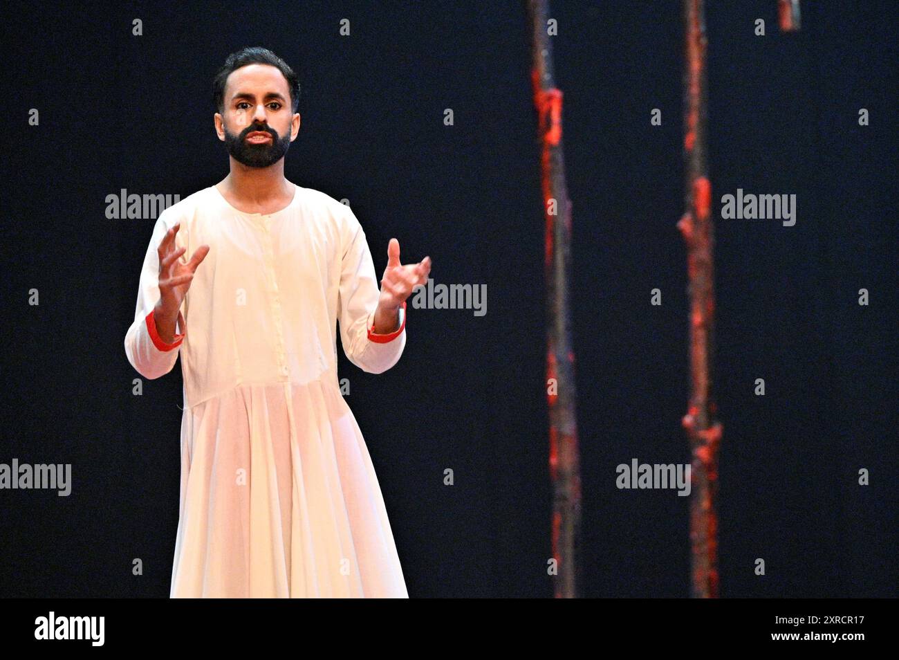 Edinburgh, Schottland, Großbritannien. August 2024. Edinburgh International Festival: Dancer Aakash Odedra spielt Kostümausschnitte aus Songs of the Bulbul, deren Uraufführung heute Abend im Lyceum Theatre zu sehen ist. Die Show schafft einen mediativen Austausch zwischen dem indischen klassischen Tanz Sufi Kathak und islamischer Poesie. Quelle: Craig Brown/Alamy Live News Stockfoto