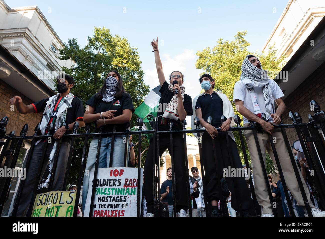 London, Großbritannien. August 2024. Palästinensische Unterstützer versammeln sich in Solidarität mit einem Studentenlager, das auf dem Gelände des University College London (UCL) für hundert Tage eingerichtet wurde, um gegen den Krieg in Gaza zu protestieren und die Ablösung des Colleges aus Israel zu fordern. Die UCL "Camp 4 Justice" hat die Entscheidung getroffen, nach rechtlichen Drohungen durch die College-Behörden zu gehen, die, wie sie sagen, "ruinös teuer" zu verteidigen wären. Quelle: Ron Fassbender/Alamy Live News Stockfoto