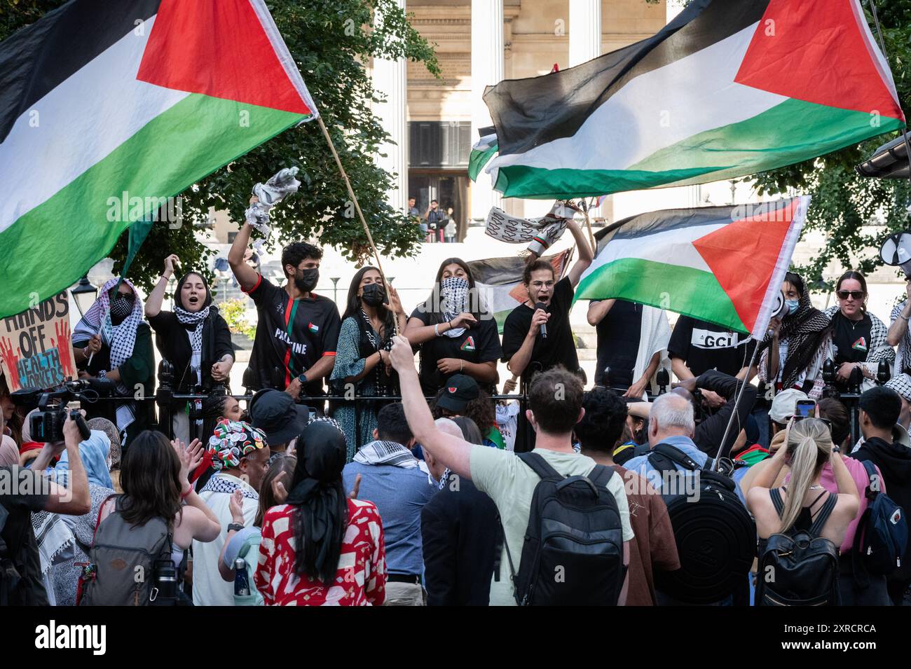 London, Großbritannien. August 2024. Palästinensische Unterstützer versammeln sich in Solidarität mit einem Studentenlager, das auf dem Gelände des University College London (UCL) für hundert Tage eingerichtet wurde, um gegen den Krieg in Gaza zu protestieren und die Ablösung des Colleges aus Israel zu fordern. Die UCL "Camp 4 Justice" hat die Entscheidung getroffen, nach rechtlichen Drohungen durch die College-Behörden zu gehen, die, wie sie sagen, "ruinös teuer" zu verteidigen wären. Quelle: Ron Fassbender/Alamy Live News Stockfoto