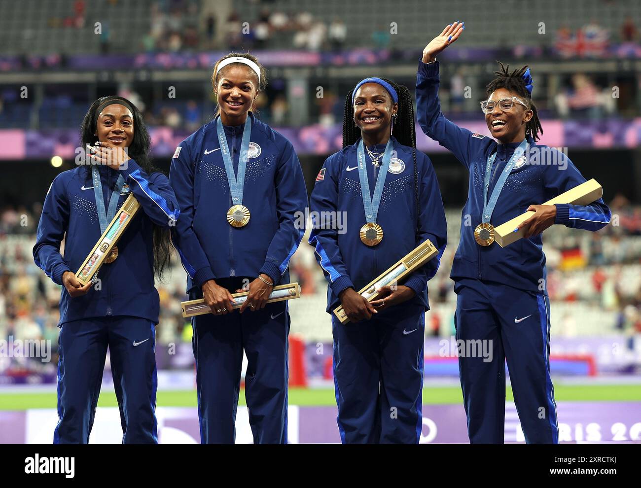 Paris, Frankreich. August 2024. Die Goldmedaillengewinner USA reagieren auf die Siegerehrung der Leichtathletikstaffel im 4X100 m-Format der Frauen bei den Olympischen Spielen 2024 in Paris, Frankreich, 9. August 2024. Quelle: Li Ying/Xinhua/Alamy Live News Stockfoto