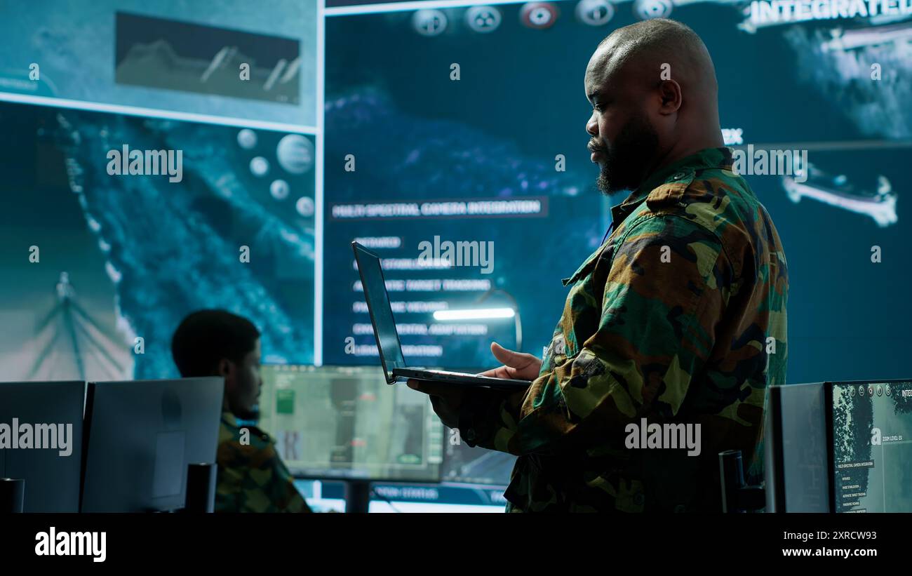 Das Militär-Team verwaltet Cybersicherheitsoperationen in einem High-Tech-Kontrollzentrum, verwaltet Datenschutz- und Überwachungssysteme und schützt die nationale Sicherheit. Kamera A.. Stockfoto