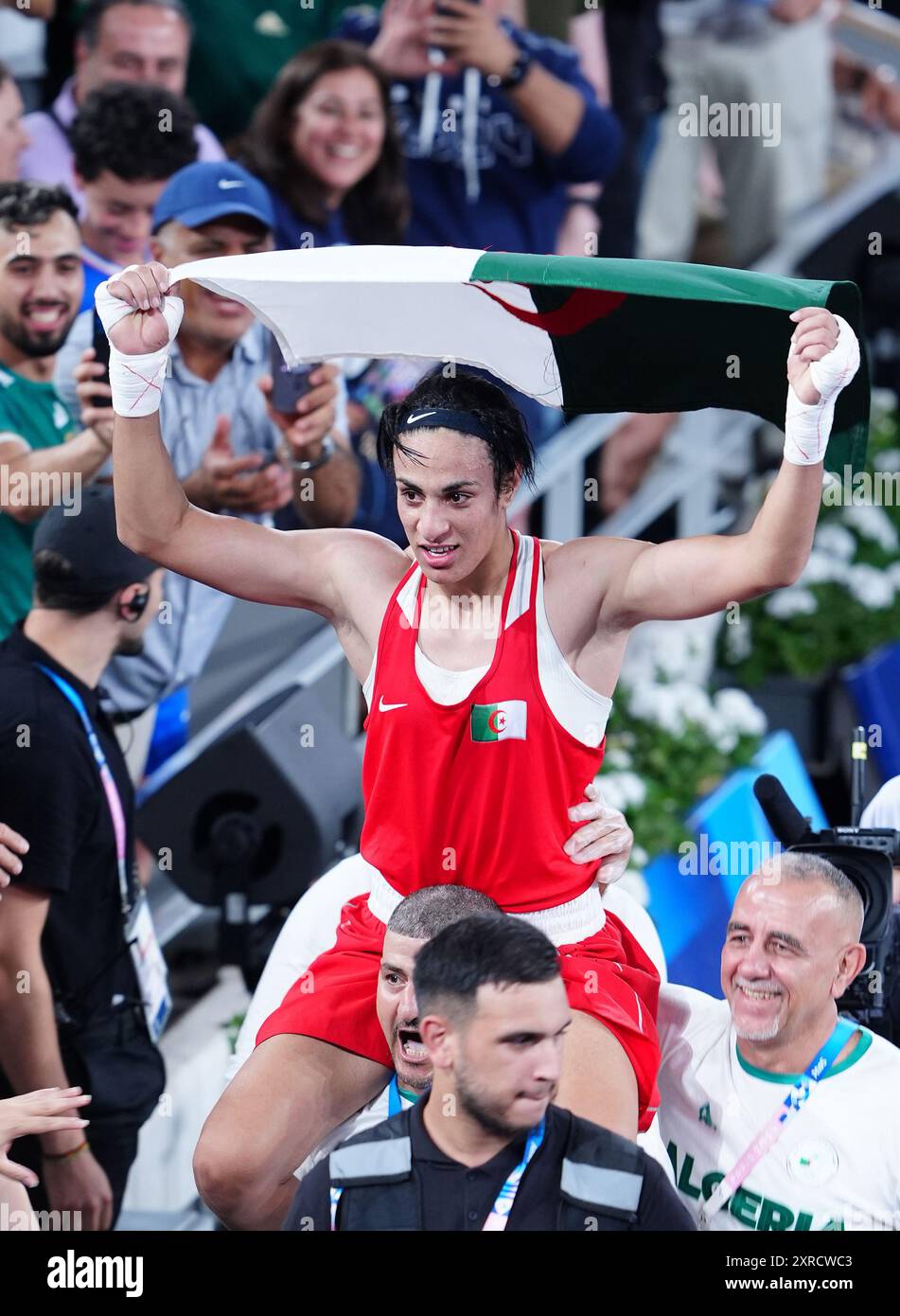 Algeriens Imane Khelif feiert am vierzehnten Tag der Olympischen Spiele 2024 in Paris den Sieg über die Chinesin Liu Yang (nicht abgebildet) nach dem 66 kg-Finale der Frauen im Roland-Garros-Stadion. Bilddatum: Freitag, 9. August 2024. Stockfoto