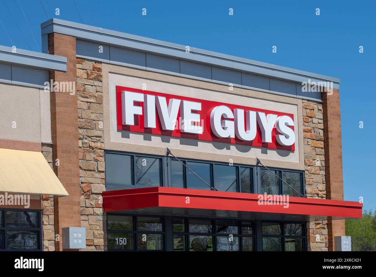 Roseville, Minnesota. Die amerikanische Fast-Food-Kette Five Guys konzentriert sich auf Hamburger, Hot Dogs und Pommes Frites. Stockfoto