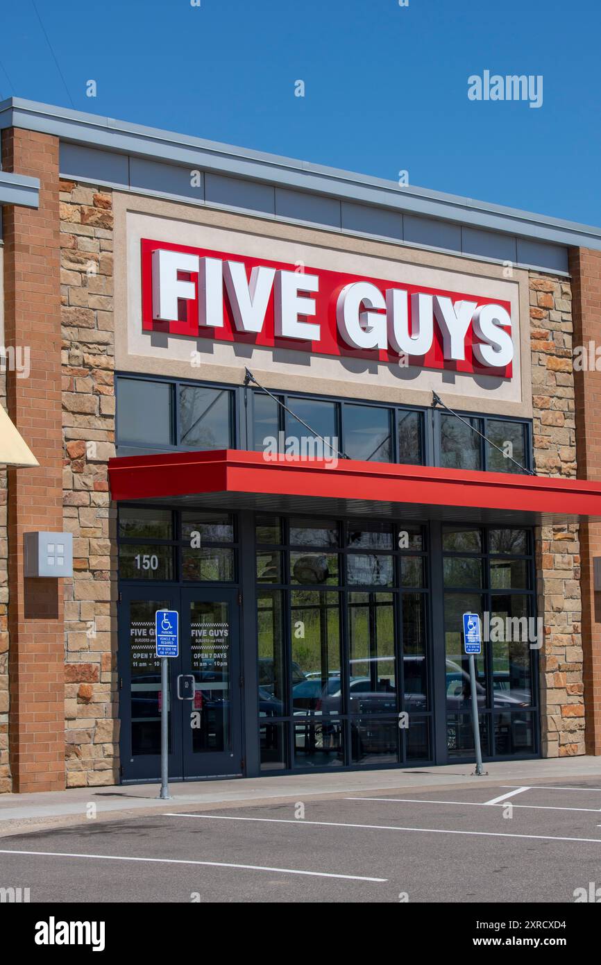 Roseville, Minnesota. Die amerikanische Fast-Food-Kette Five Guys konzentriert sich auf Hamburger, Hot Dogs und Pommes Frites. Stockfoto