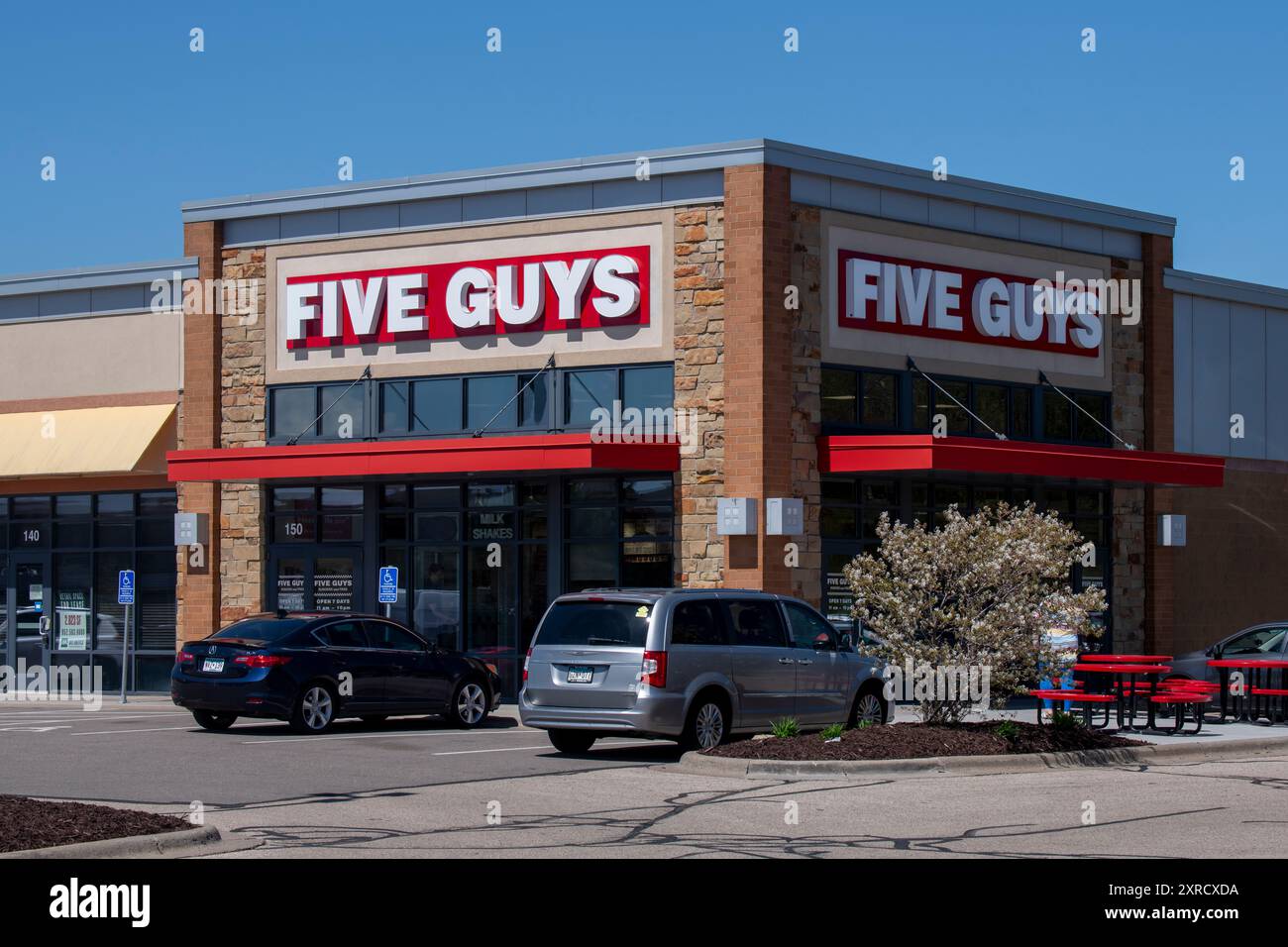 Roseville, Minnesota. Die amerikanische Fast-Food-Kette Five Guys konzentriert sich auf Hamburger, Hot Dogs und Pommes Frites. Stockfoto